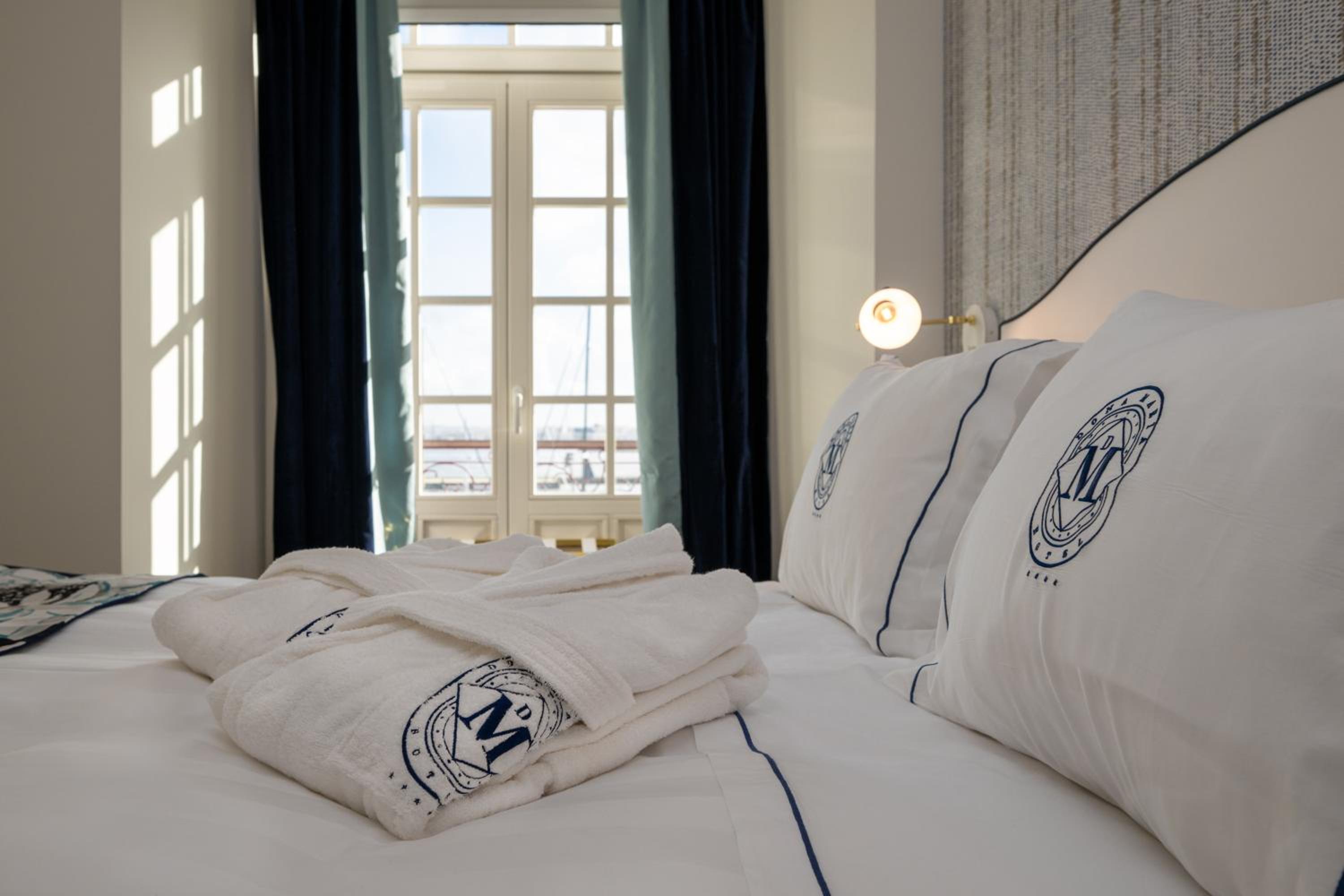 Deluxe Double Room with Sea View - Photo 9