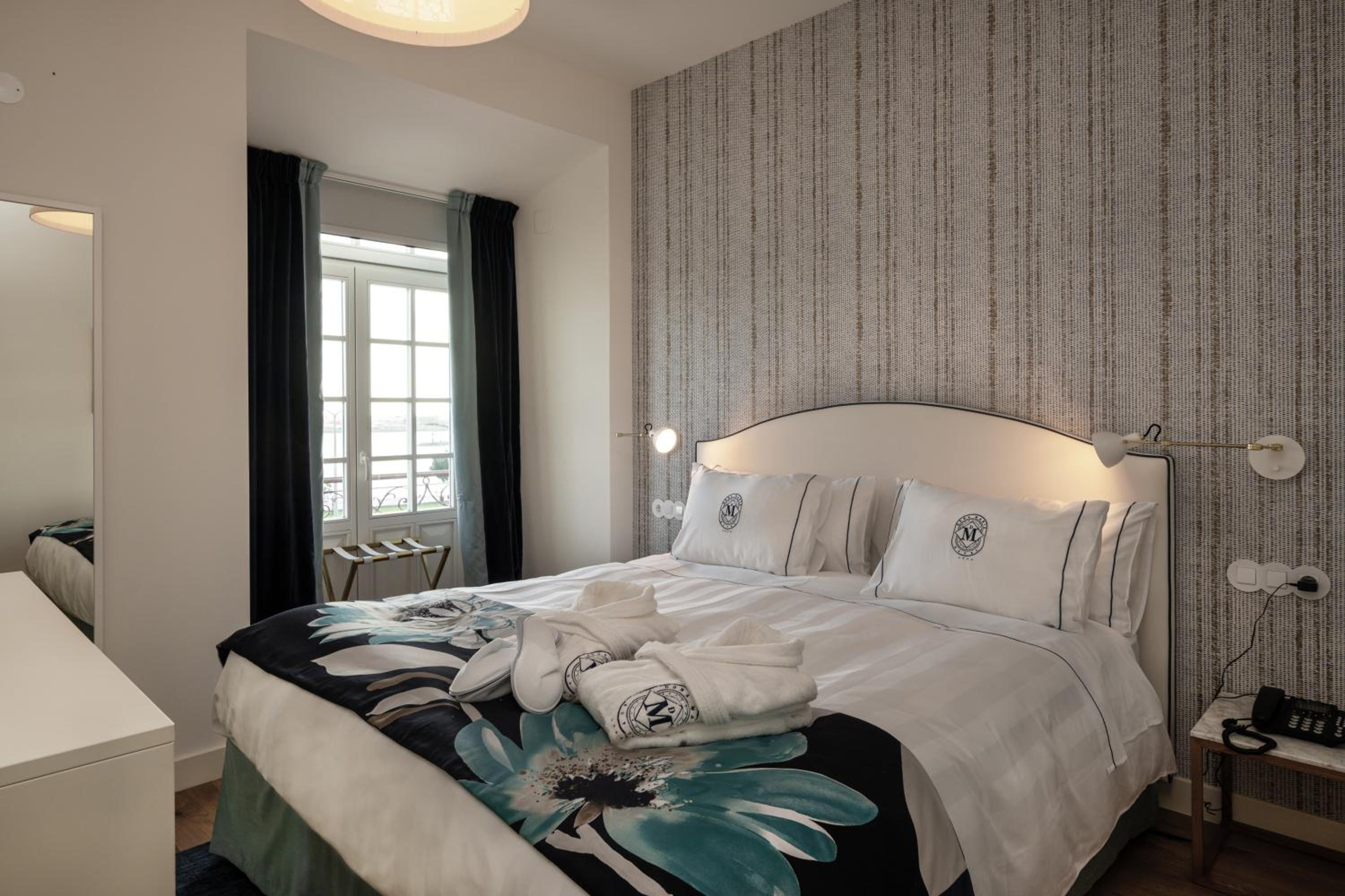 Deluxe Double Room with Sea View - Photo 8