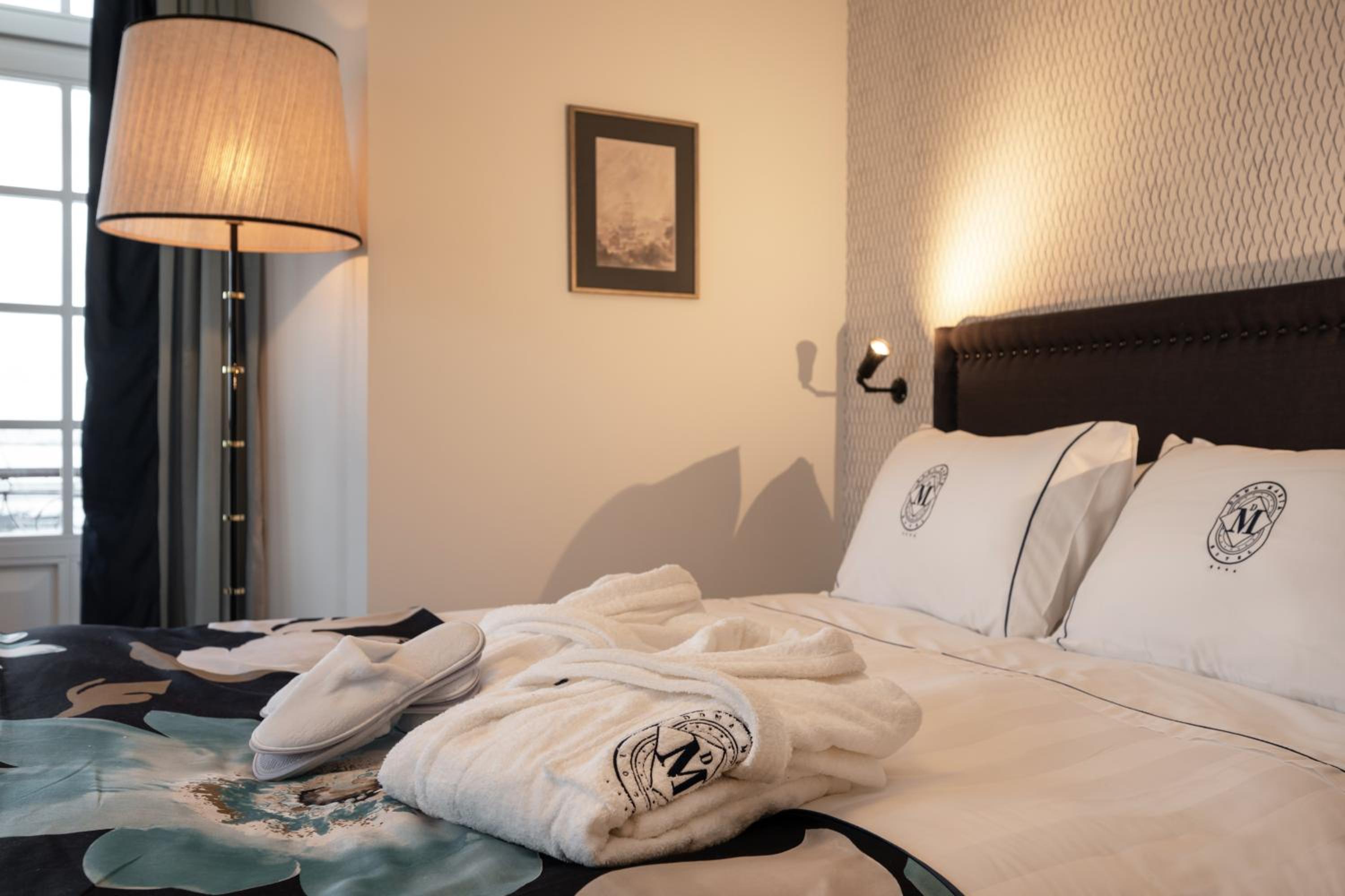 Deluxe Double Room with Sea View - Photo 13