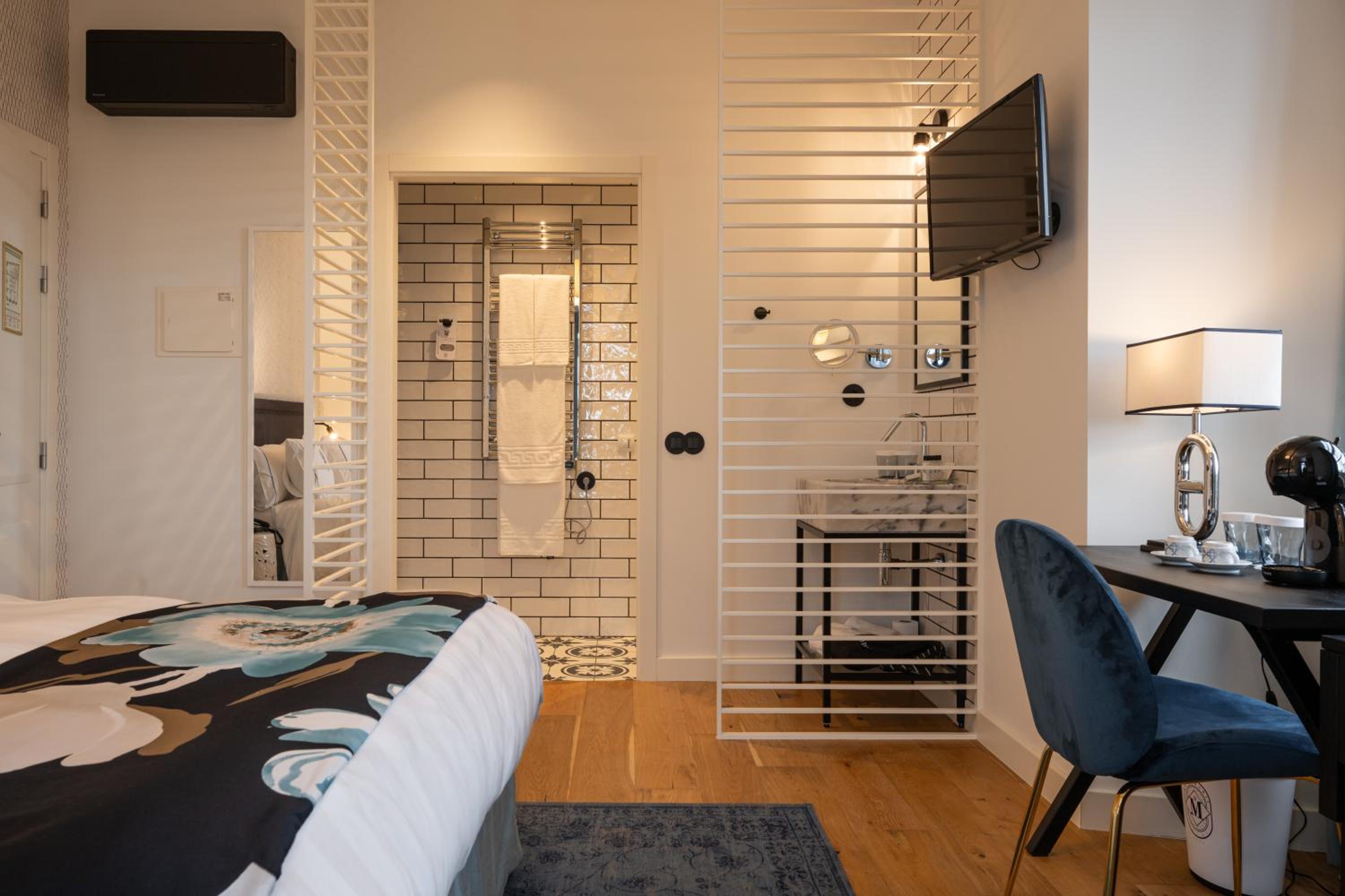 Deluxe Double Room with Sea View - Photo 10