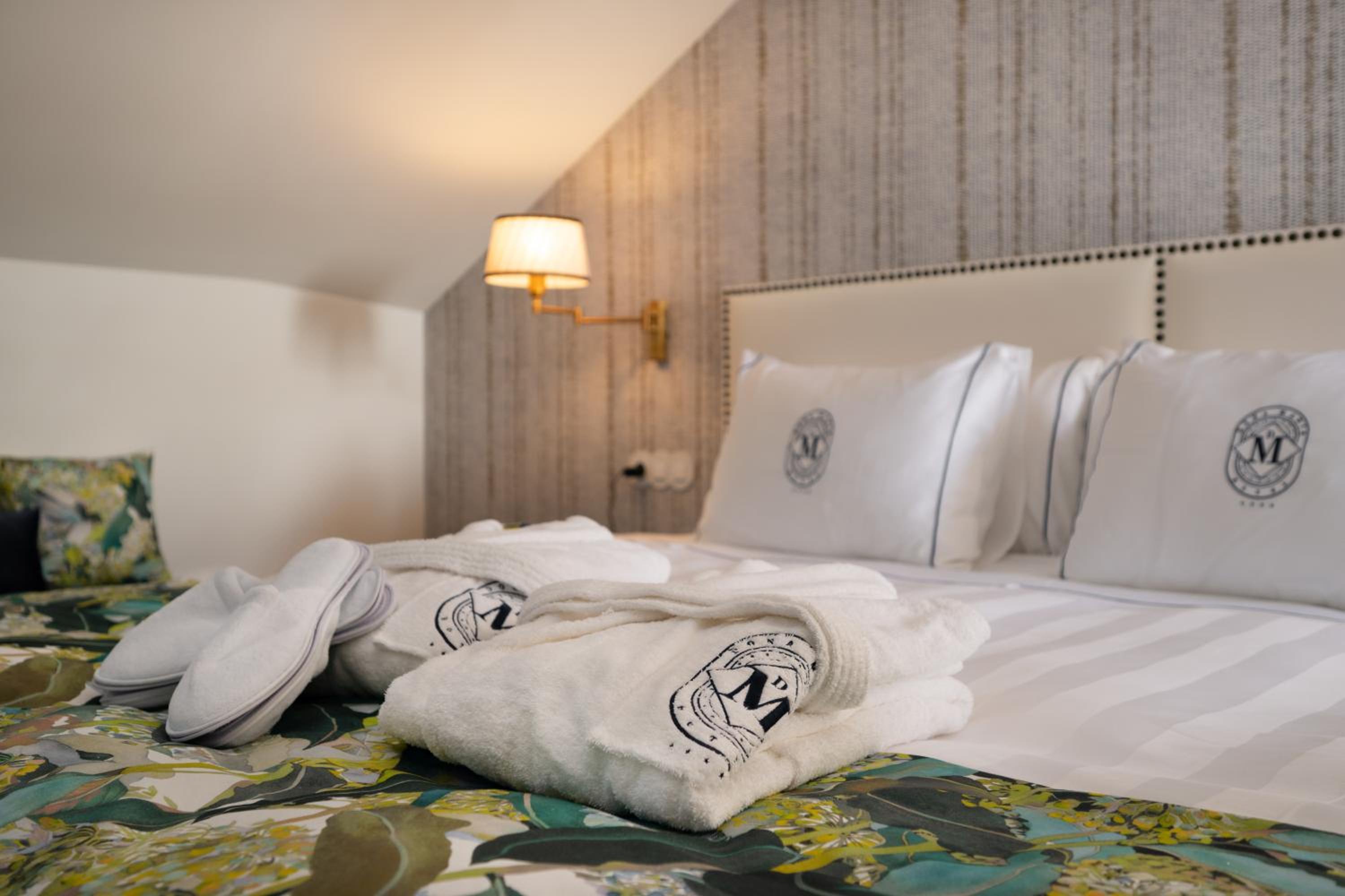 Deluxe Queen Suite - Photo 15