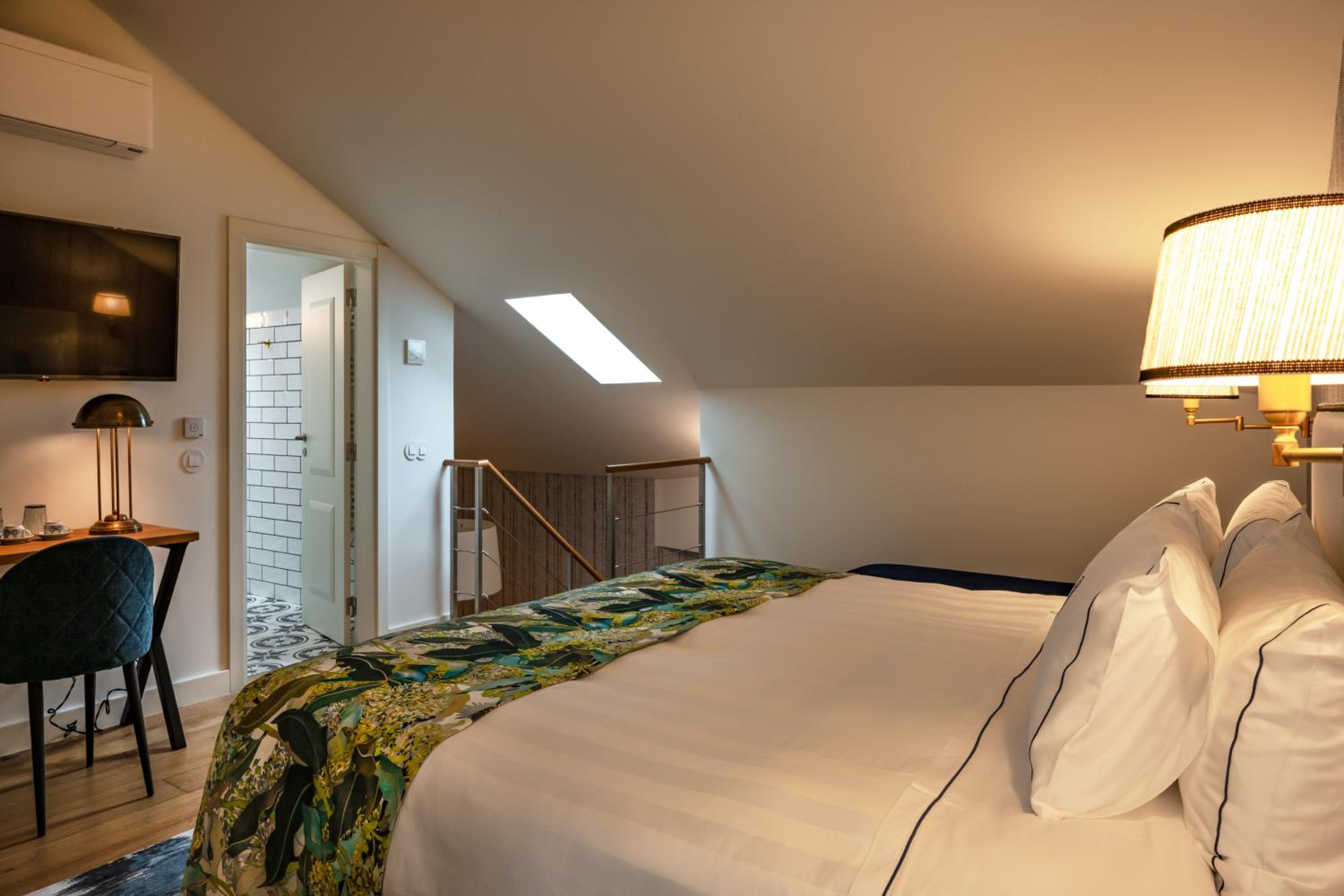 Deluxe Queen Suite - Photo 14