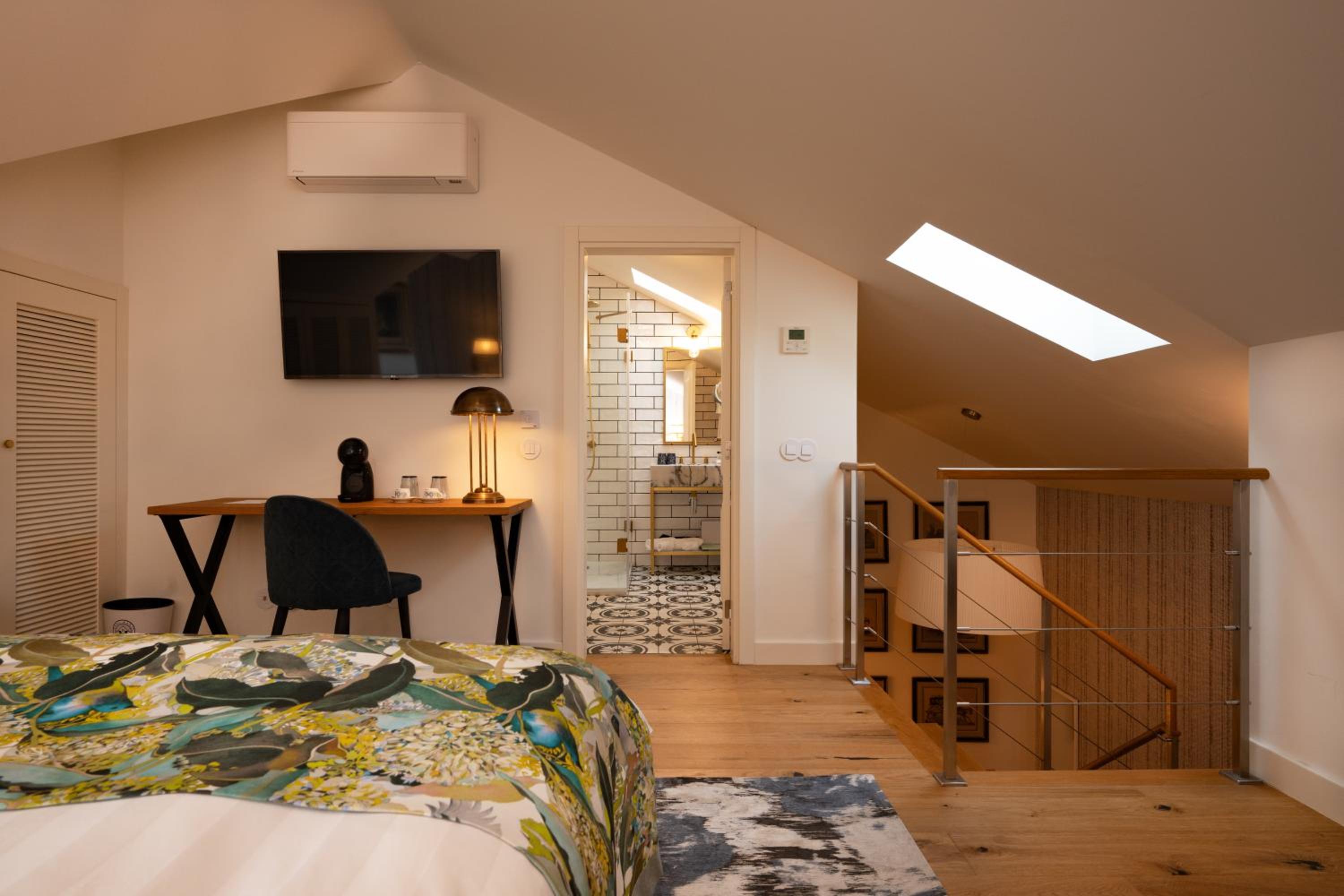 Deluxe Queen Suite - Photo 16