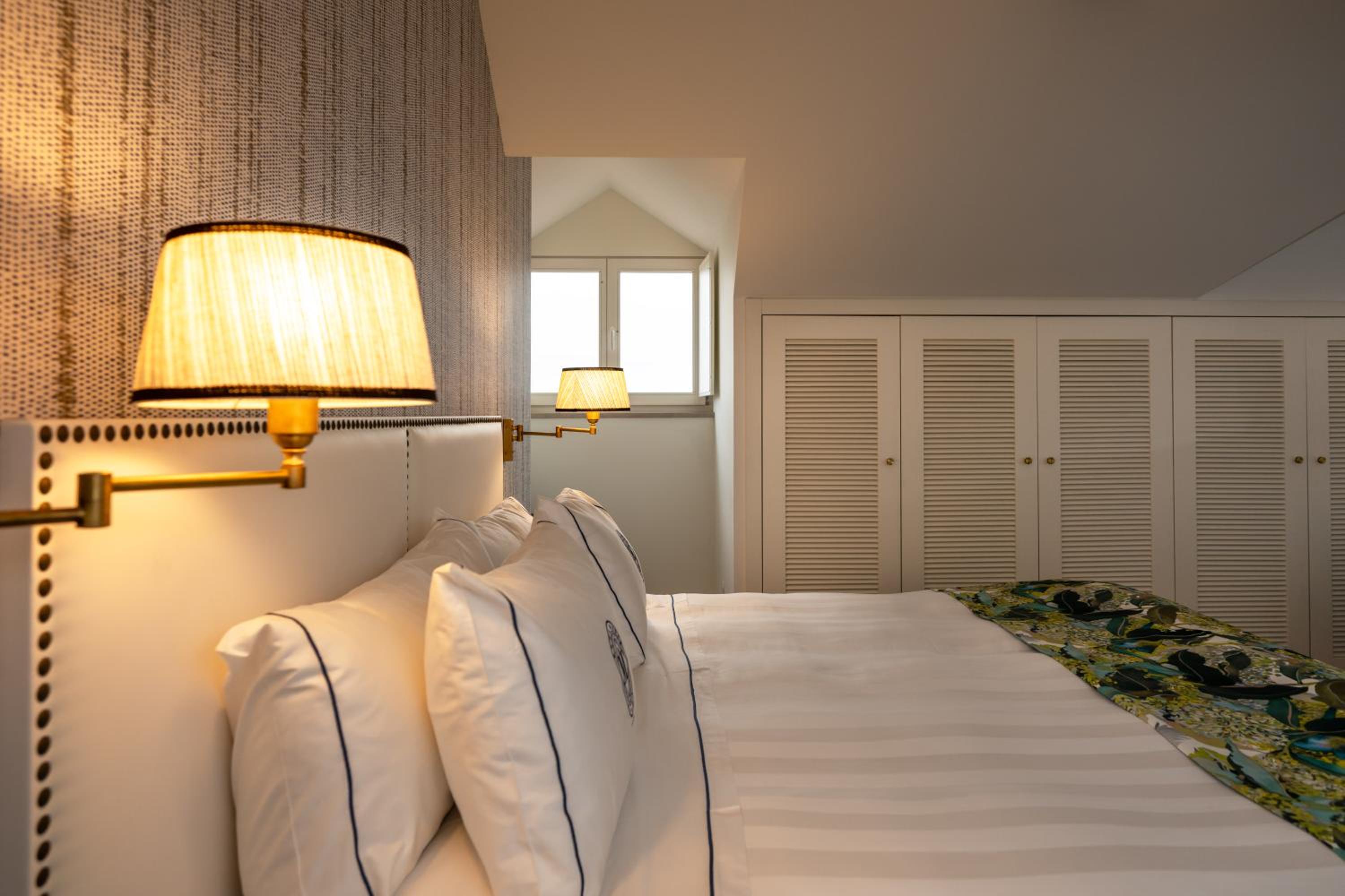 Deluxe Queen Suite - Photo 13