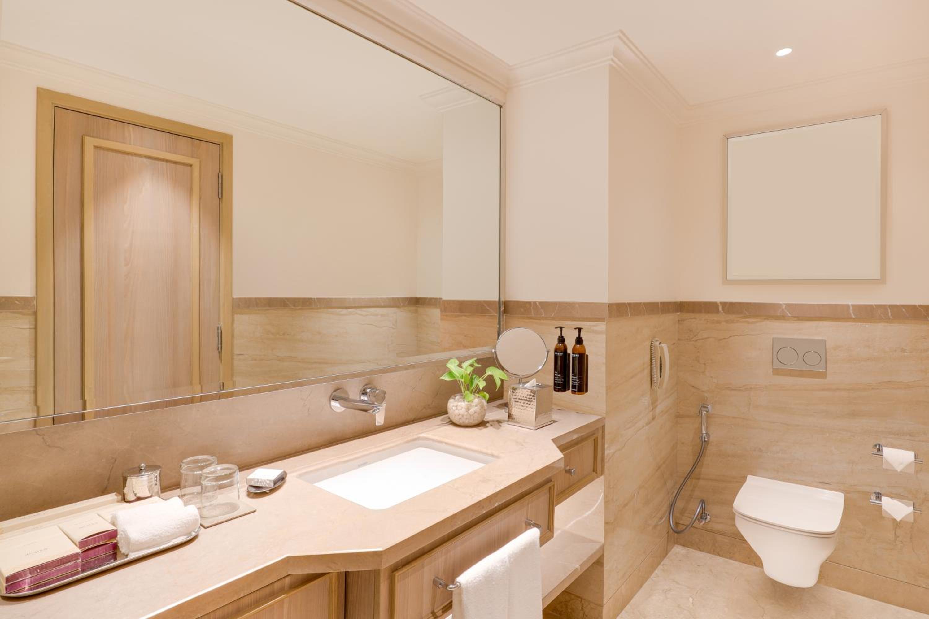 Deluxe King Room (Happy Hours 1+1(On select Brands only).Timing : 1700hrs – 2000hrs) and 10% discount on Spa - Photo 5