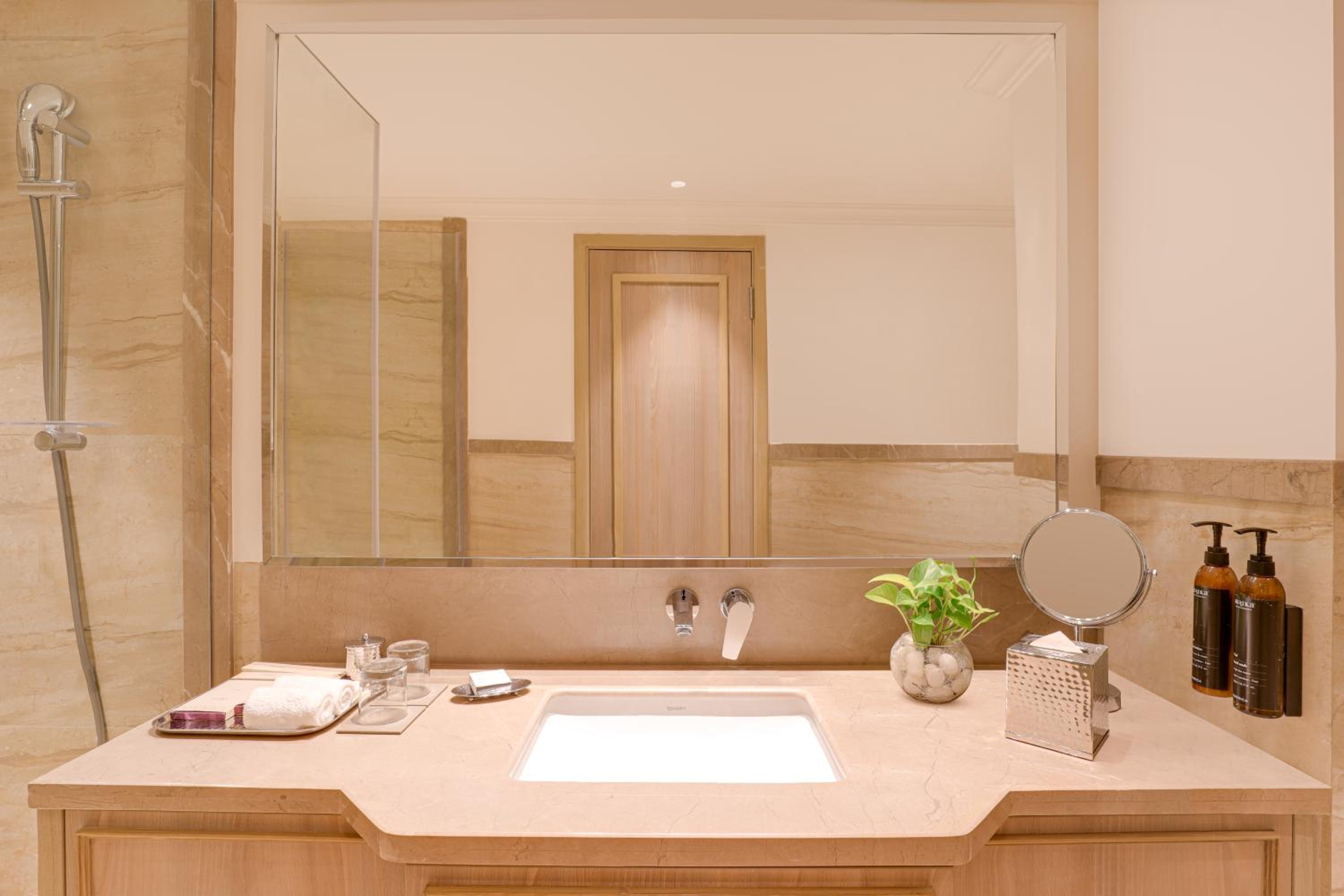 Deluxe King Room (Happy Hours 1+1(On select Brands only).Timing : 1700hrs – 2000hrs) and 10% discount on Spa - Photo 4