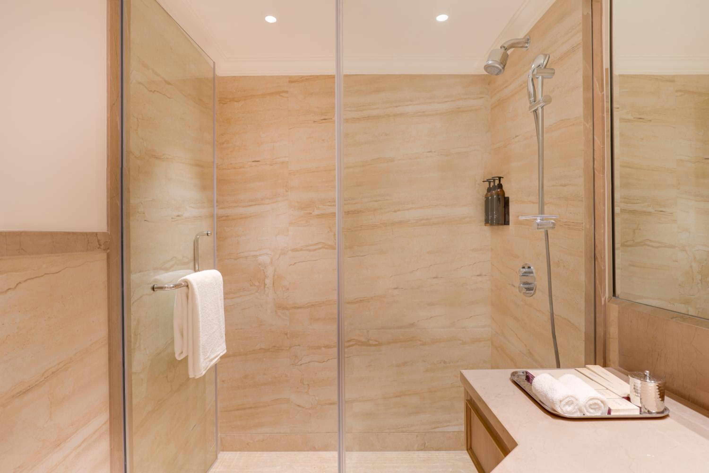 Deluxe King Room (Happy Hours 1+1(On select Brands only).Timing : 1700hrs – 2000hrs) and 10% discount on Spa - Photo 3