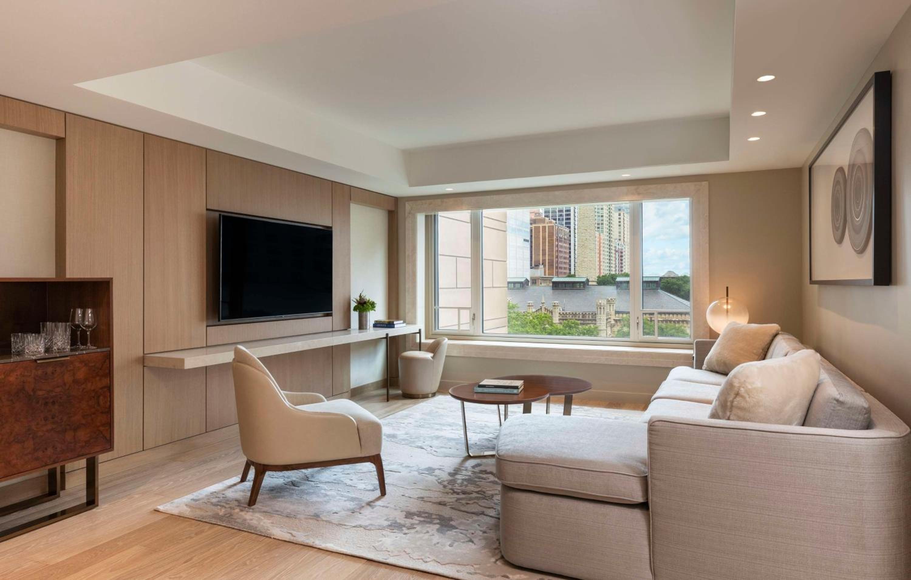 Suite - Photo 1