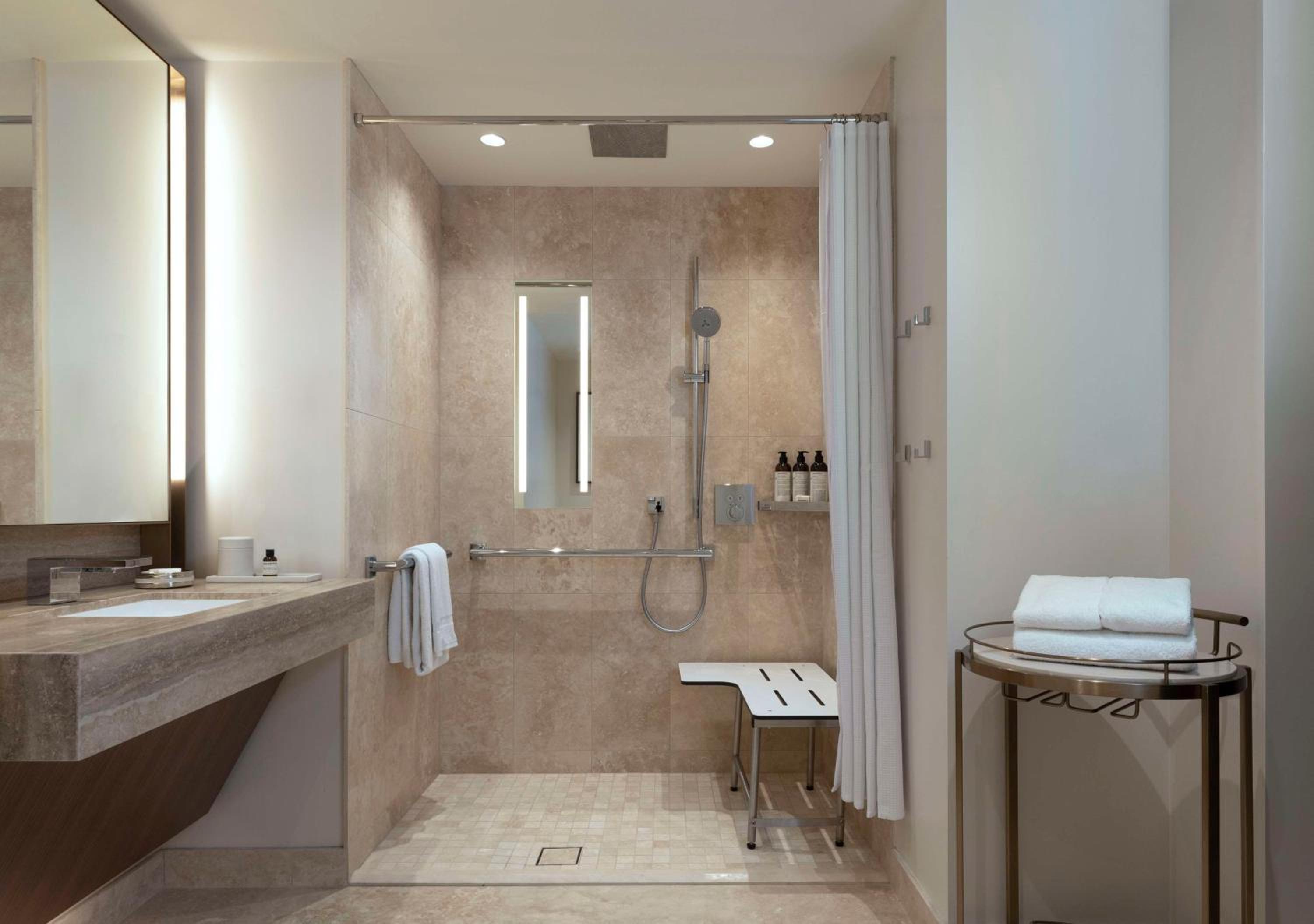 King Room with Accessible Shower and Tub - Photo 3