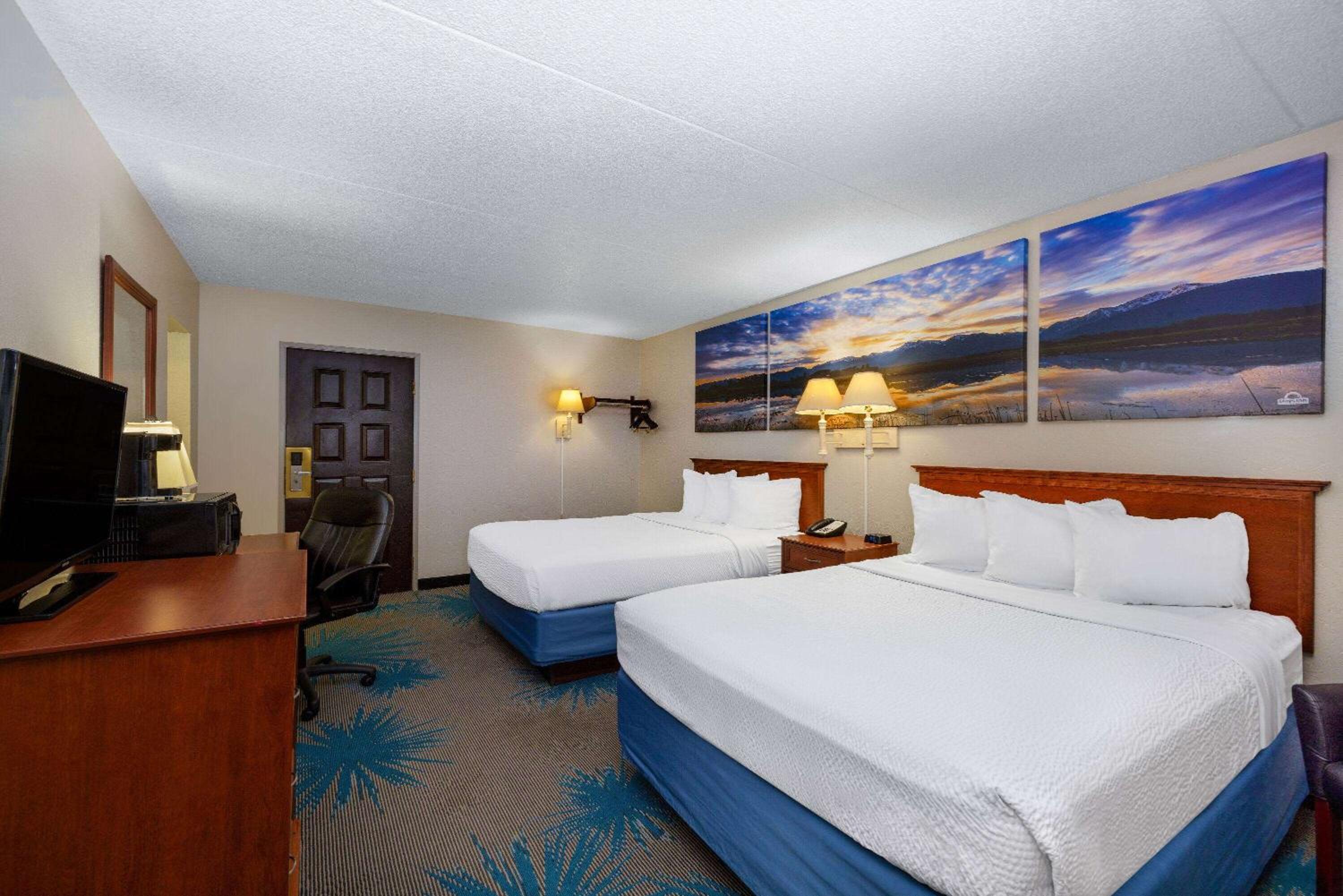 Queen Room with Two Queen Beds - Non-Smoking - Photo 1