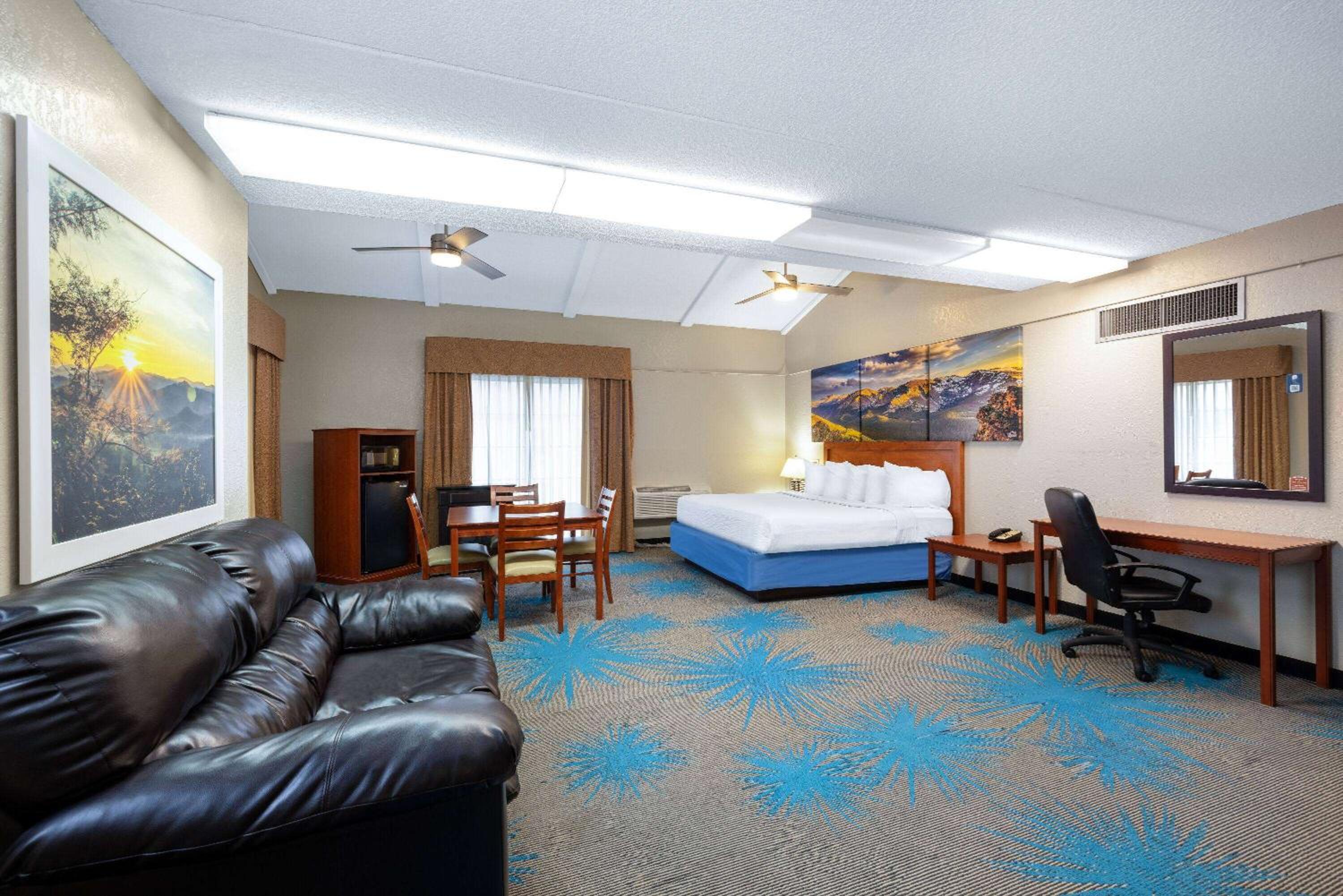 King Suite - Non-Smoking - Photo 1