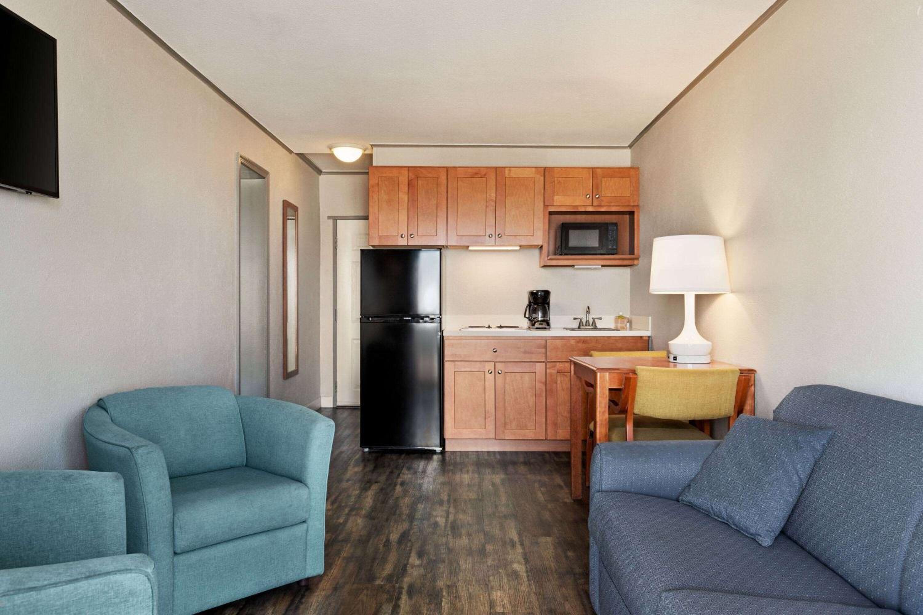 One-Bedroom Oceanfront Suite with Two Double Beds - Non-Smoking