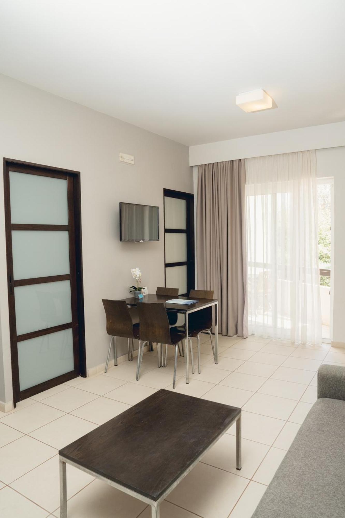 Suite with Garden View - Photo 3