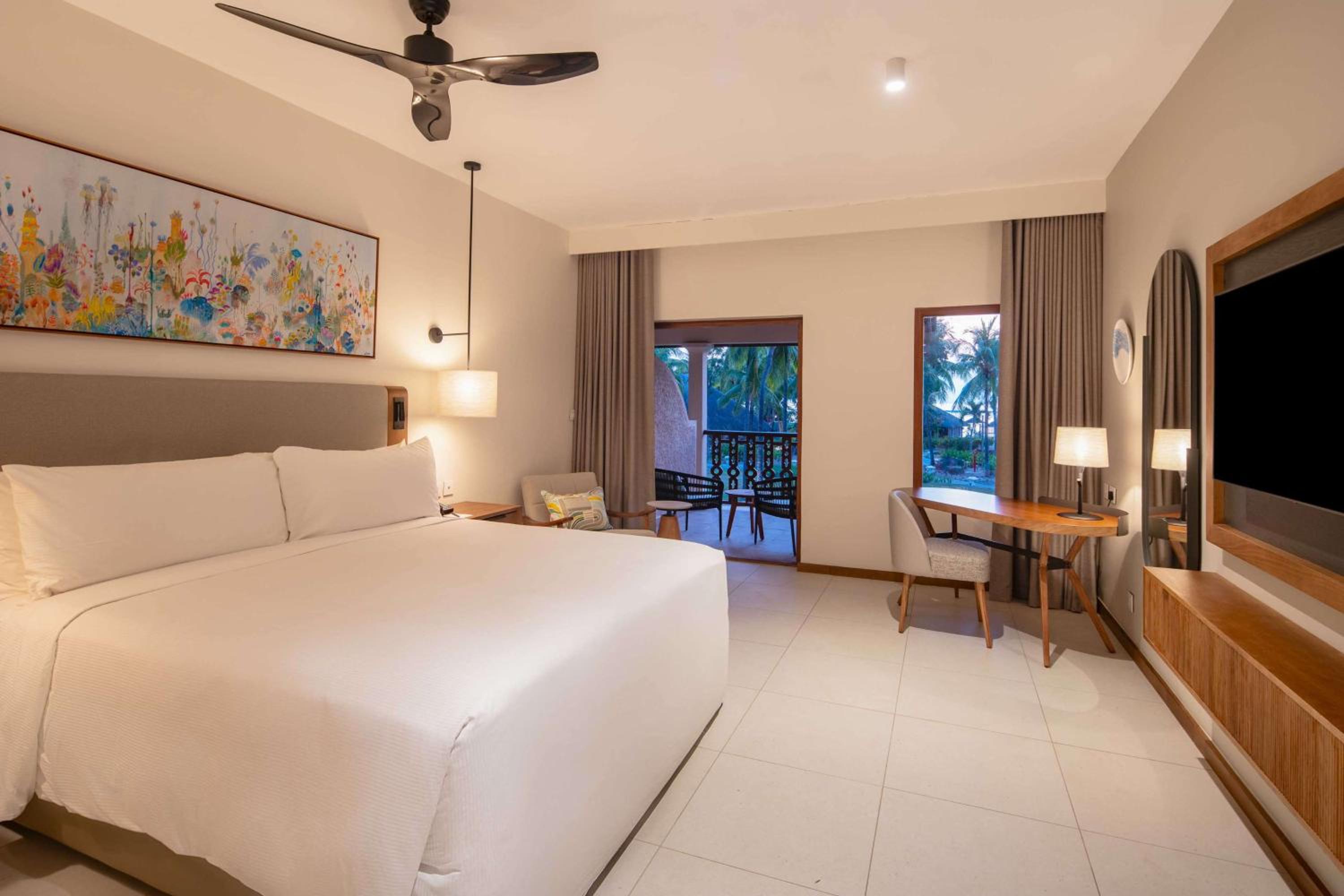 Deluxe King Room - Photo 16