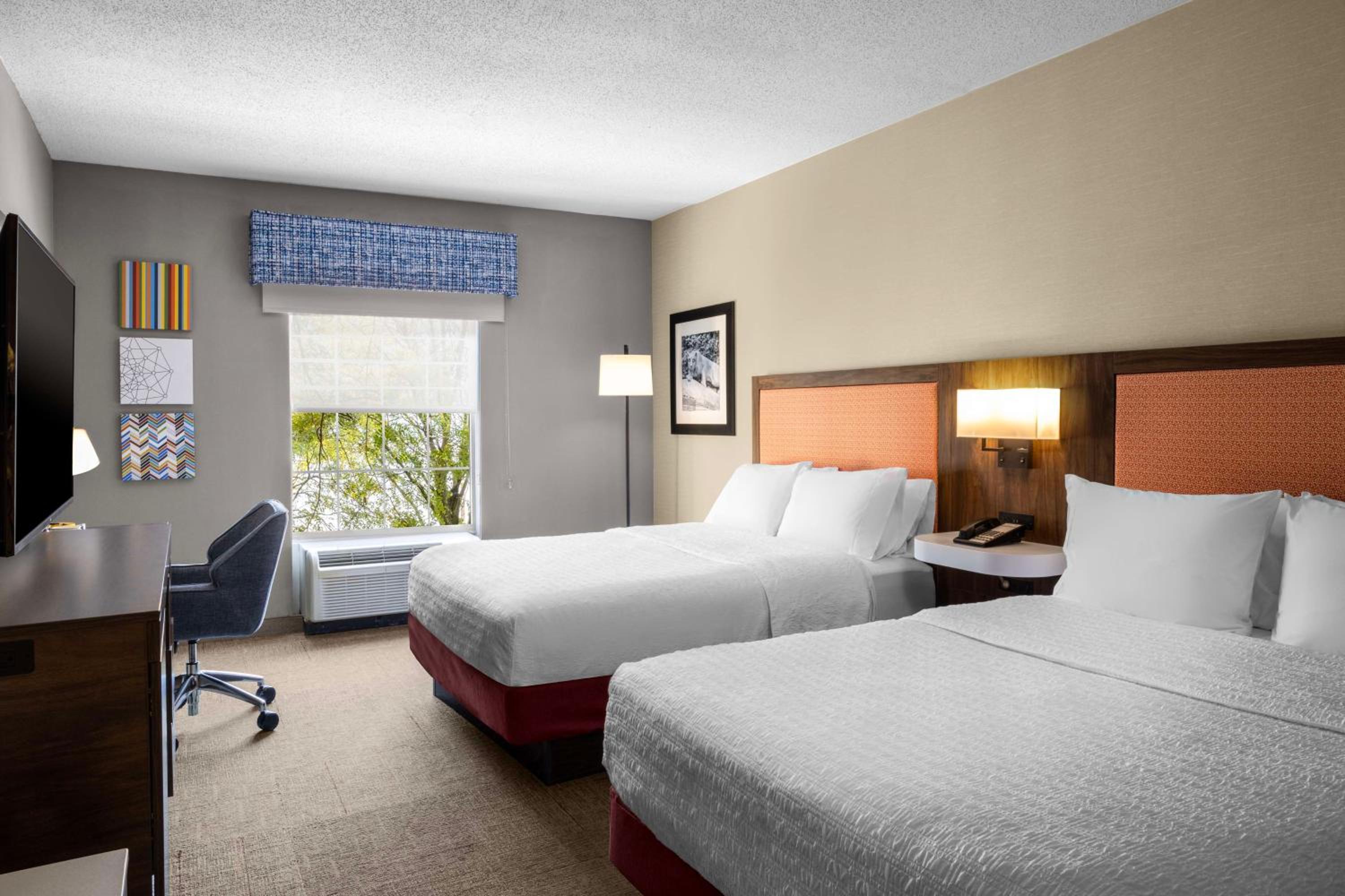 Queen Room with Two Queen Beds - Non-Smoking - Photo 3