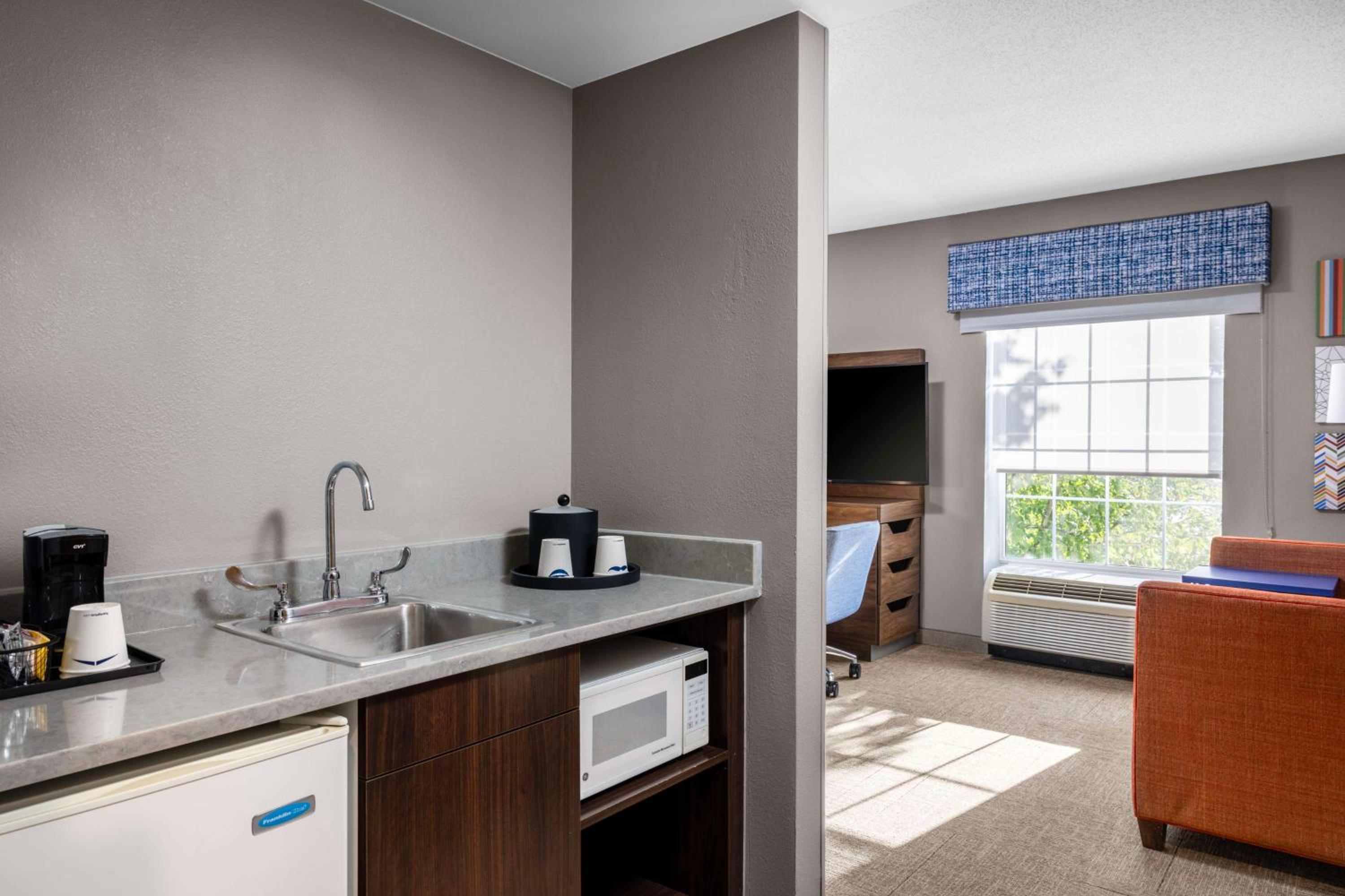King Studio Suite with Sofa Bed - Non-Smoking - Photo 3