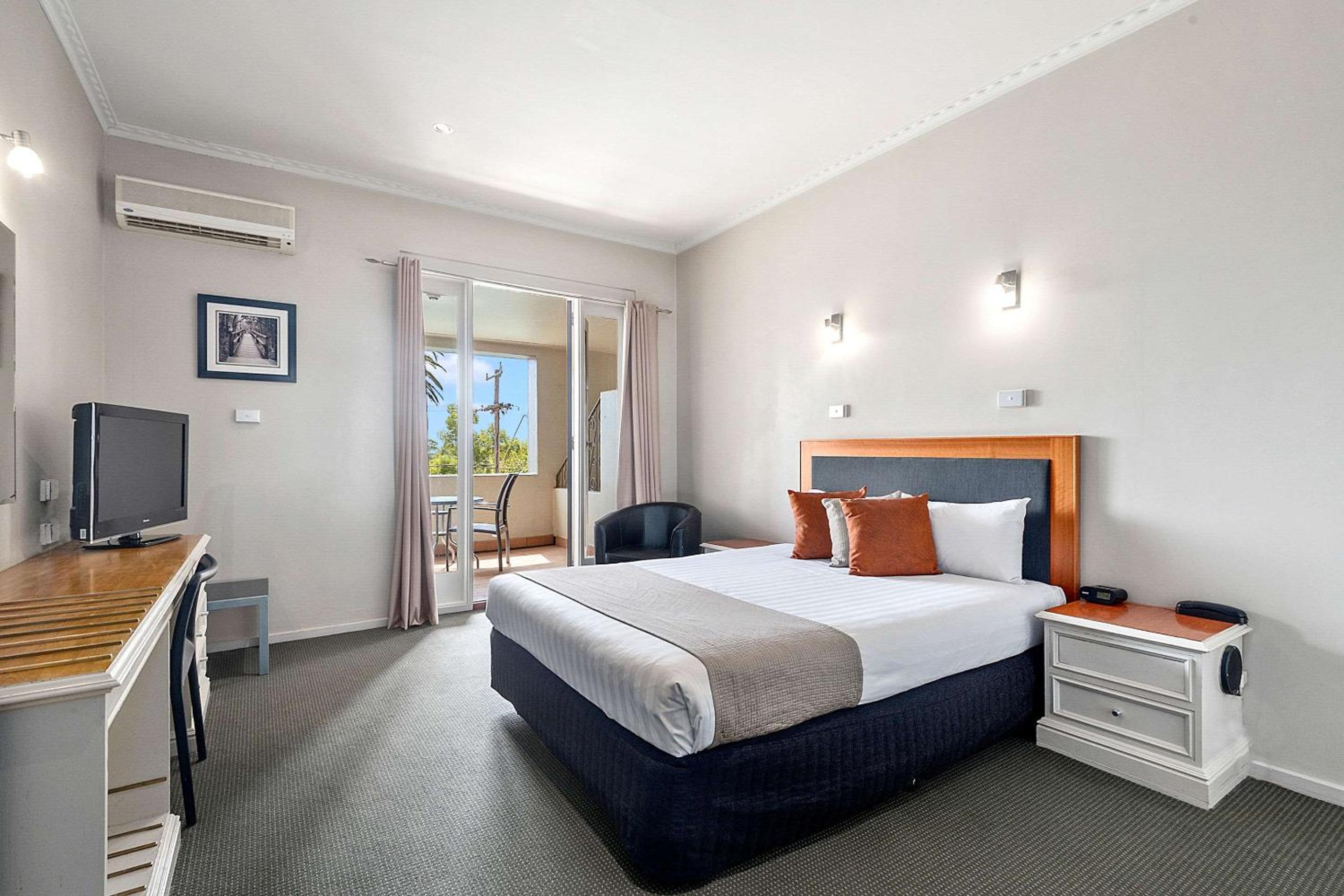Queen Room with Balcony - Non Smoking - Photo 1