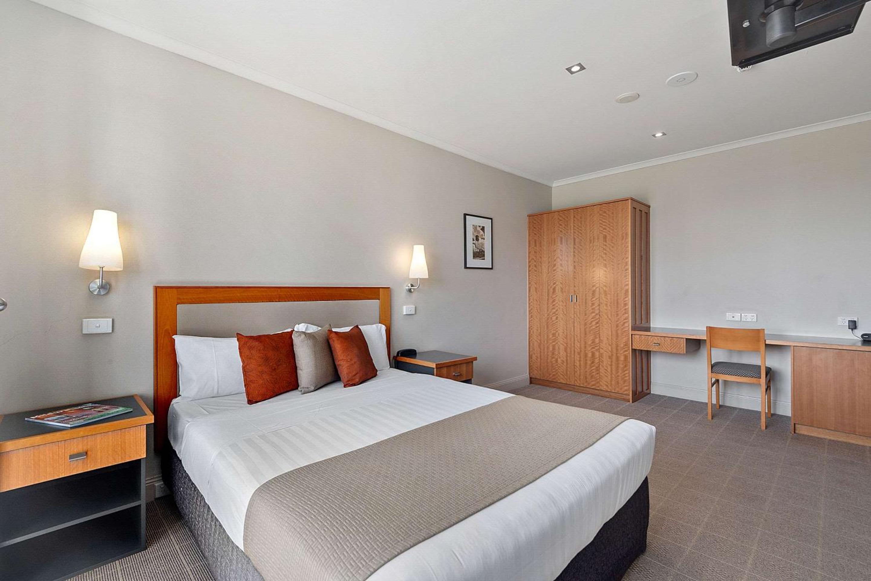 Queen Room - Non Smoking/Interior Hall - Photo 2