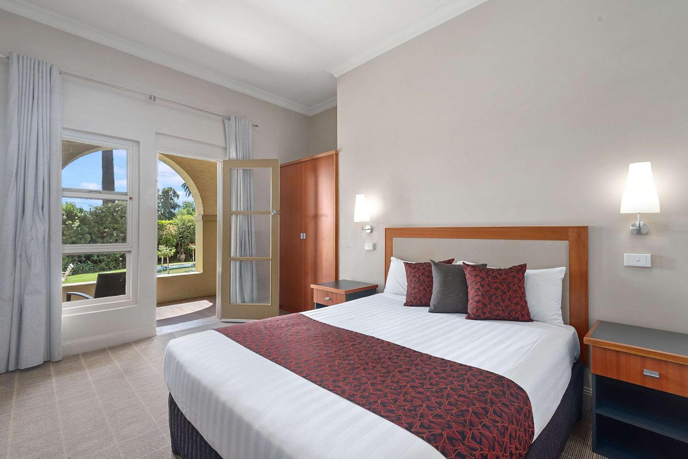 Queen Room with Balcony - Non Smoking - Photo 2