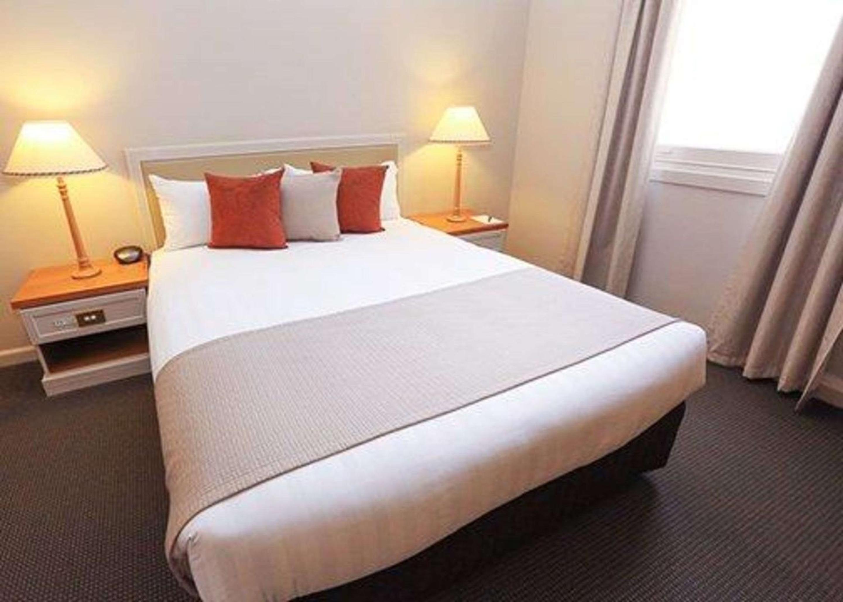 Queen Room - Non Smoking/Interior Hall - Photo 3