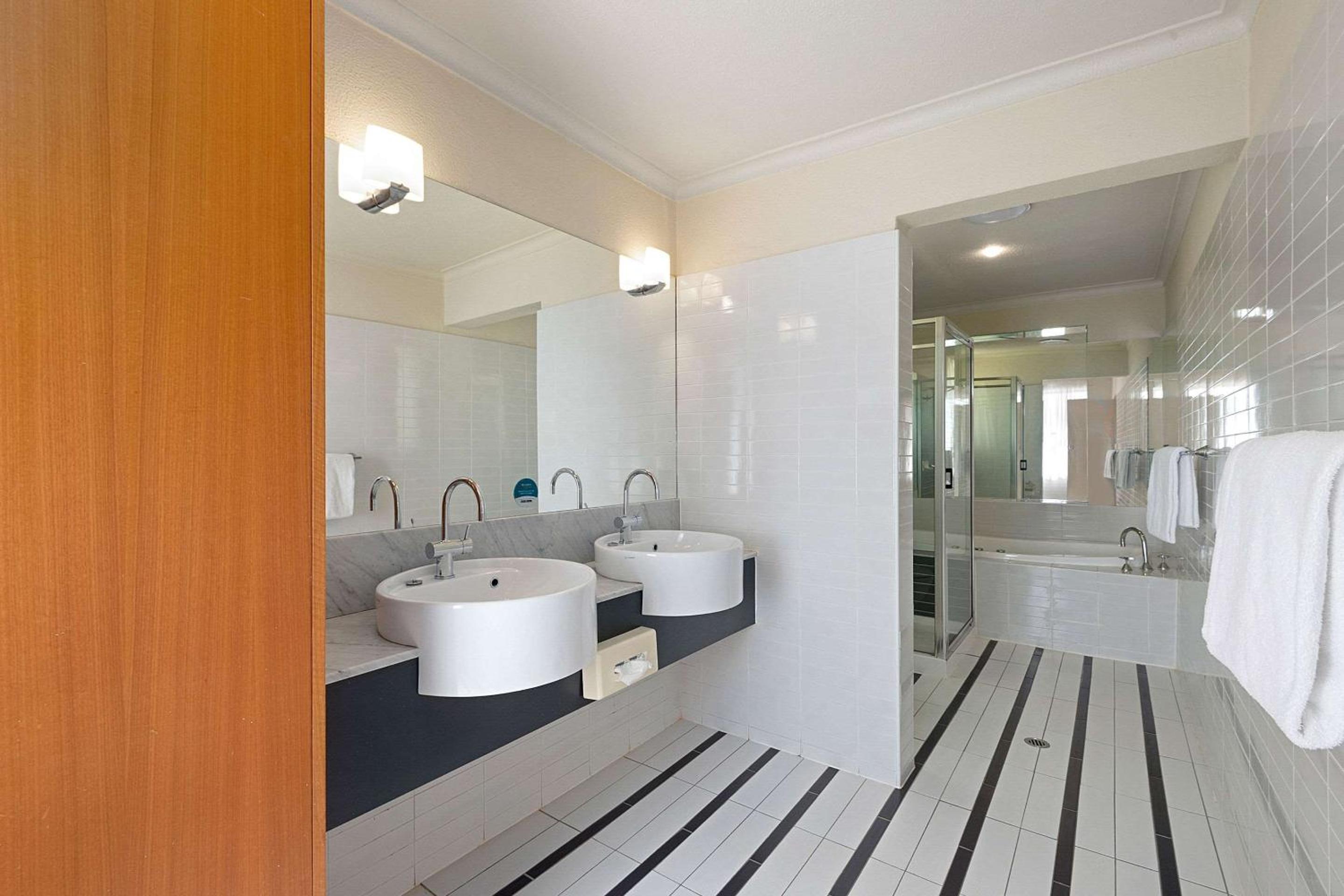 Queen Room - Non Smoking/Interior Hall - Photo 5