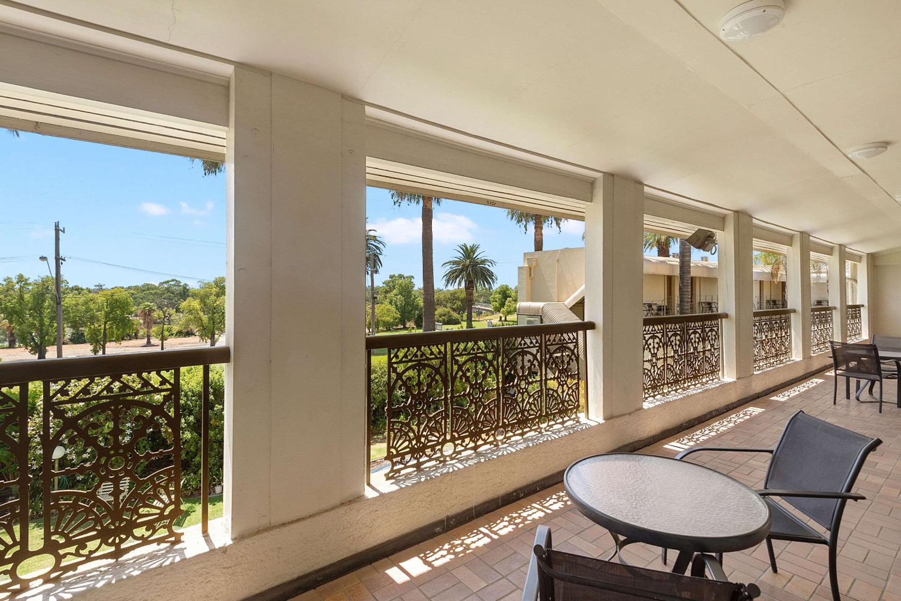 Queen Room with Balcony - Non Smoking - Photo 4