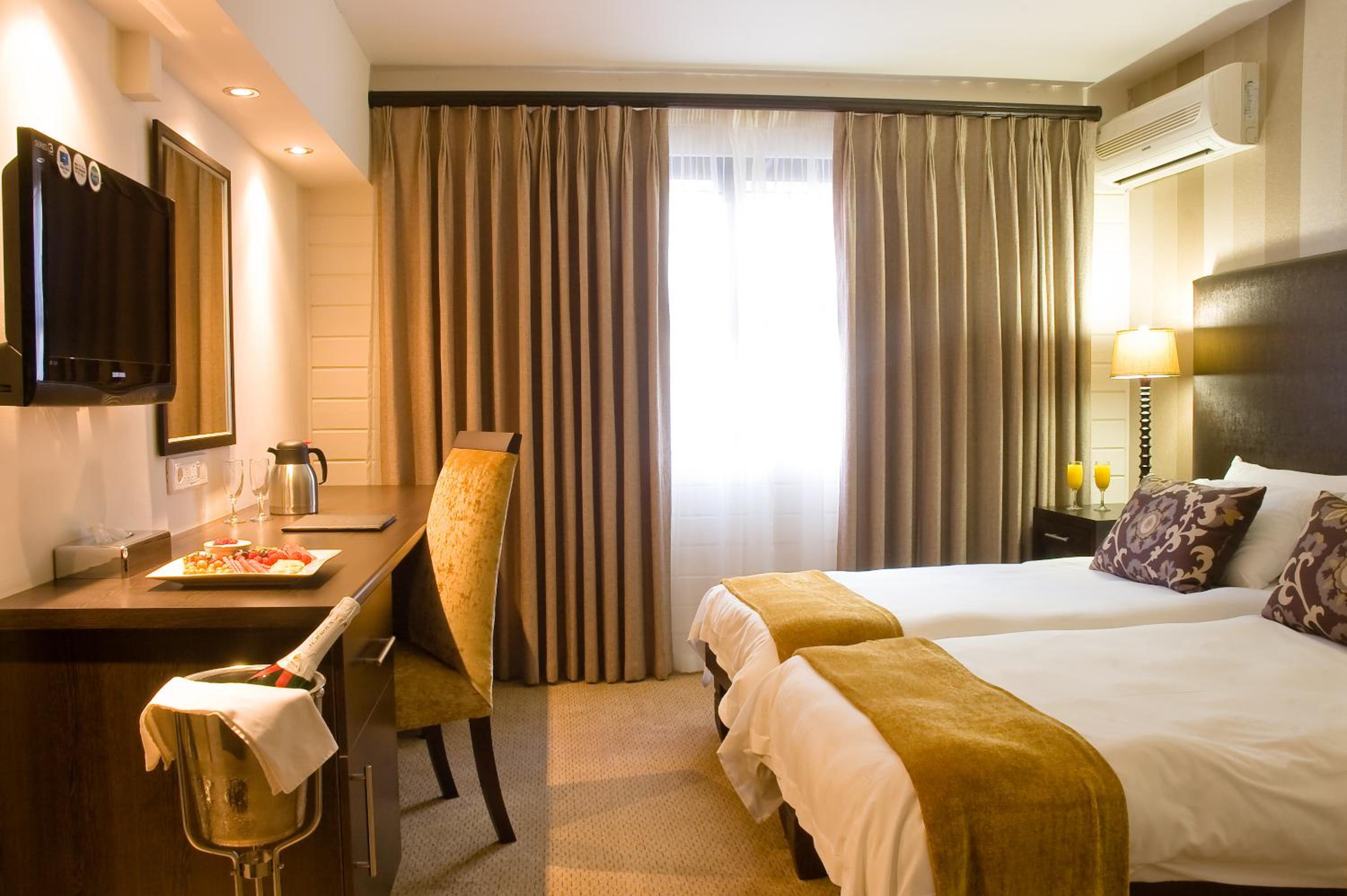 Standard Twin Room Non-Sea facing - Photo 6