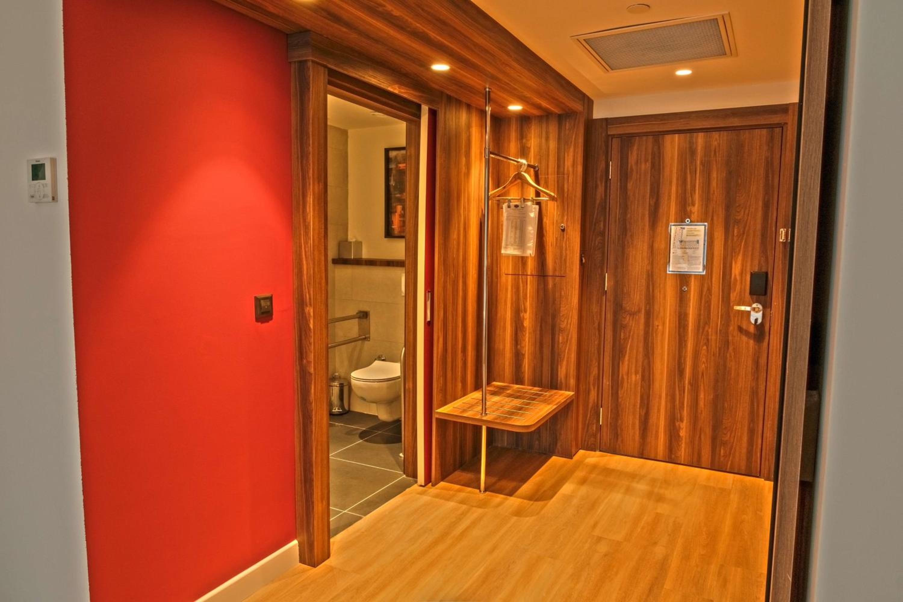 Queen Accessible Room NS