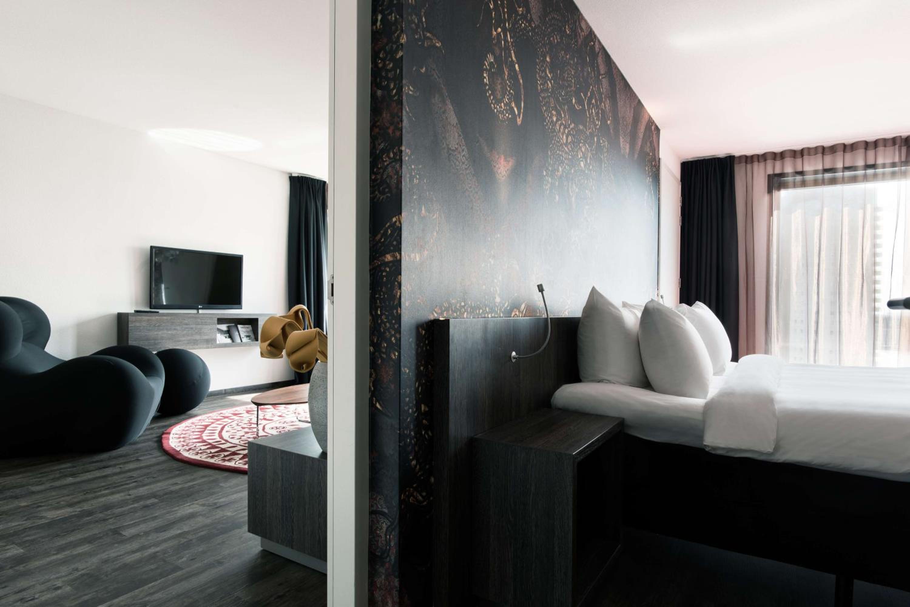 One-Bedroom King Suite with Harbor View