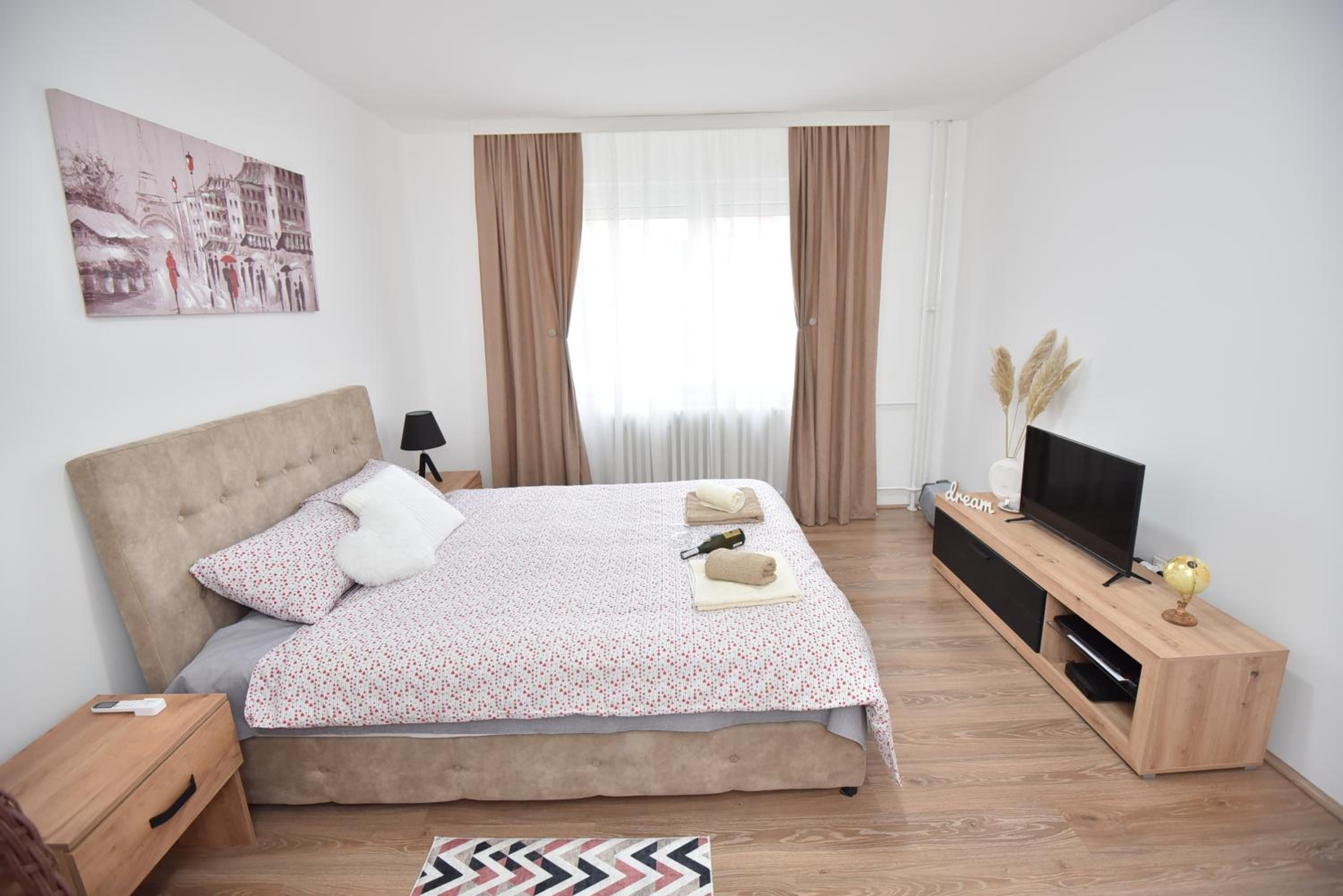 One-Bedroom Apartment photo 1