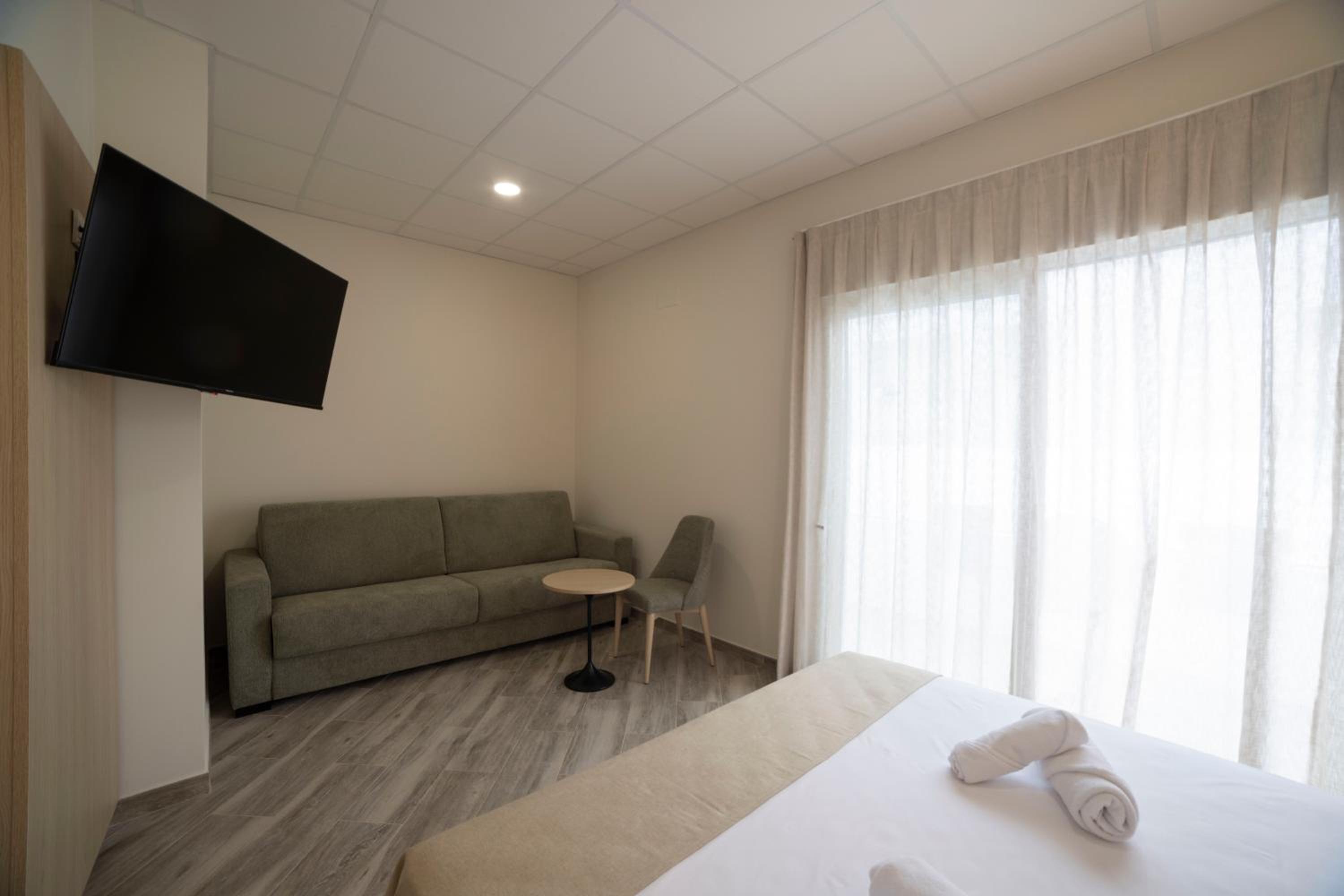 Quadruple Room - Disability Access photo 3