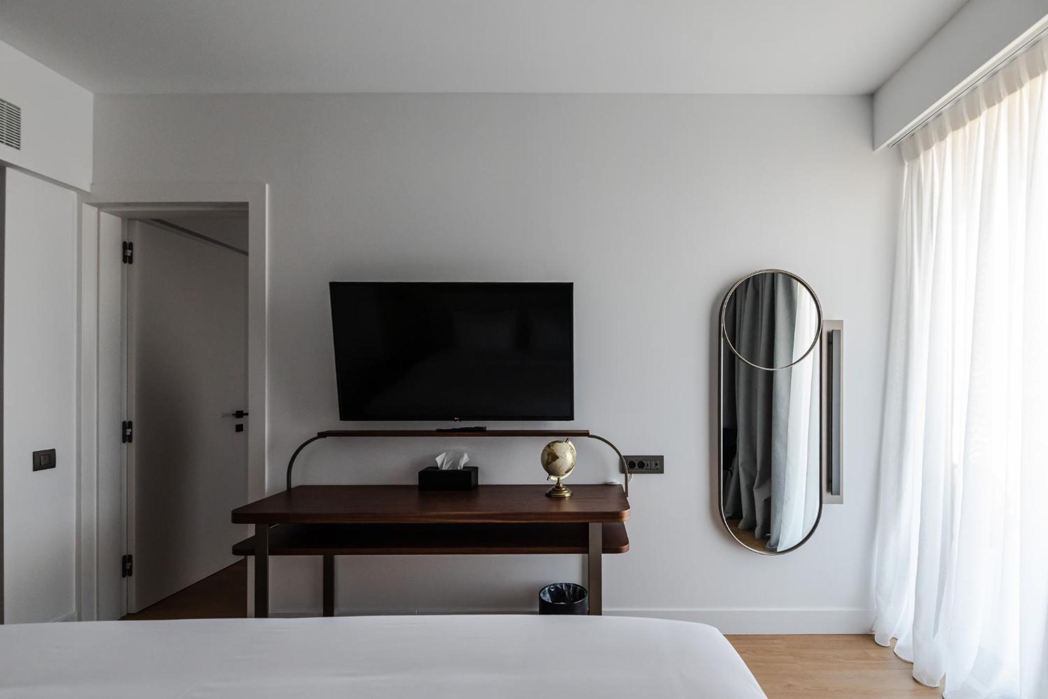 Executive Suite - Photo 7