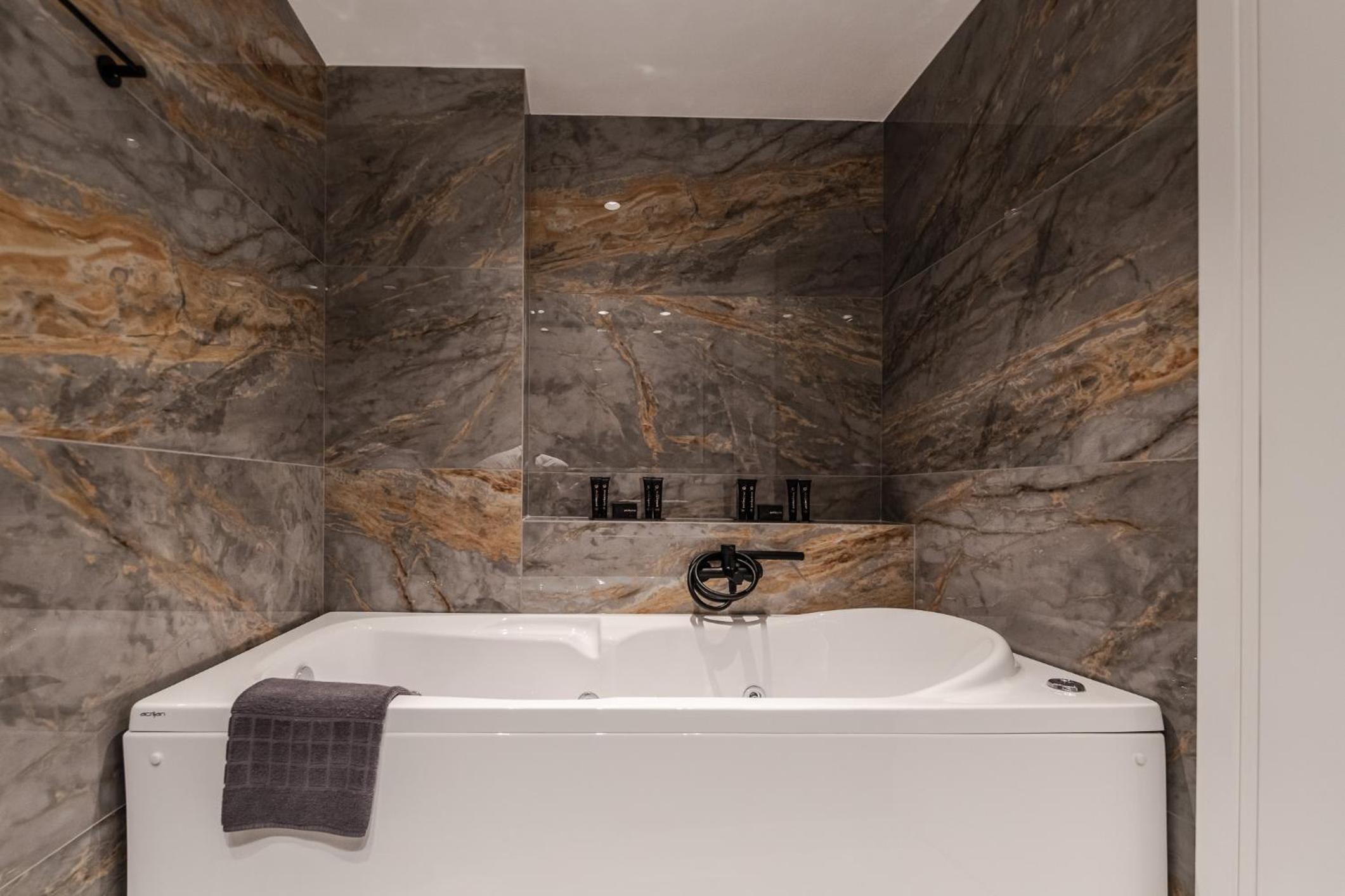 Executive Suite - Photo 6