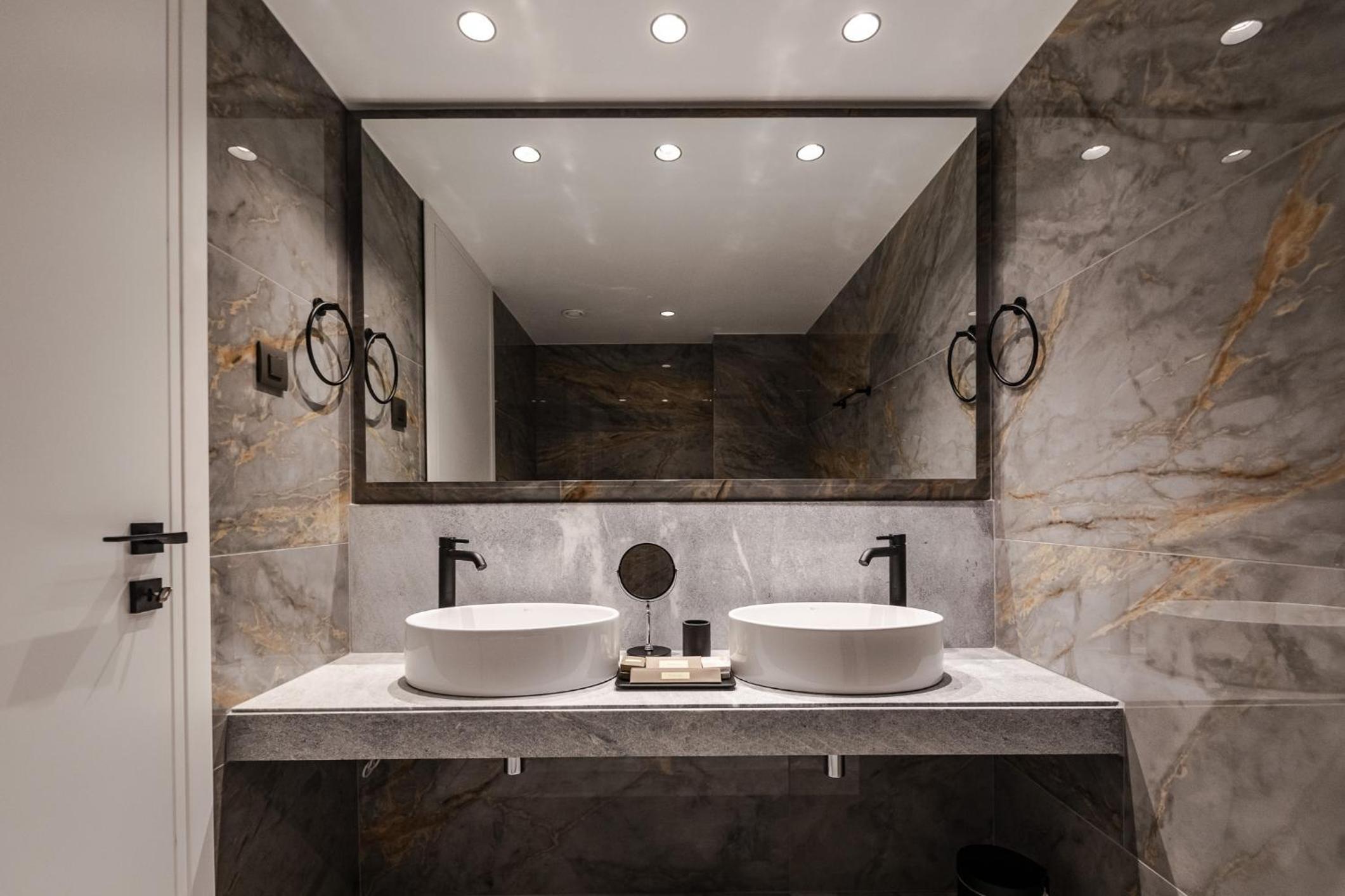 Executive Suite - Photo 16