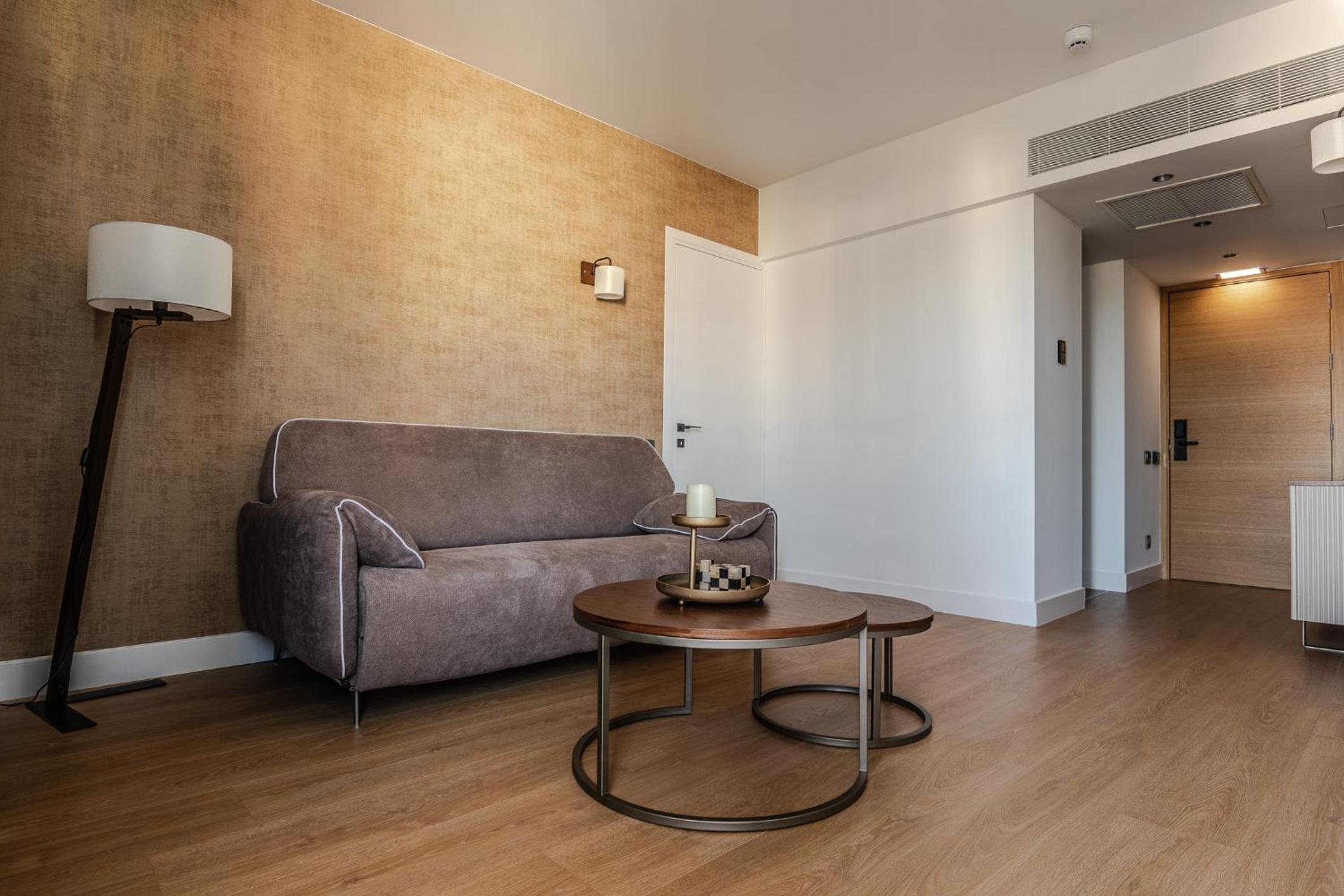 Executive Suite - Photo 13