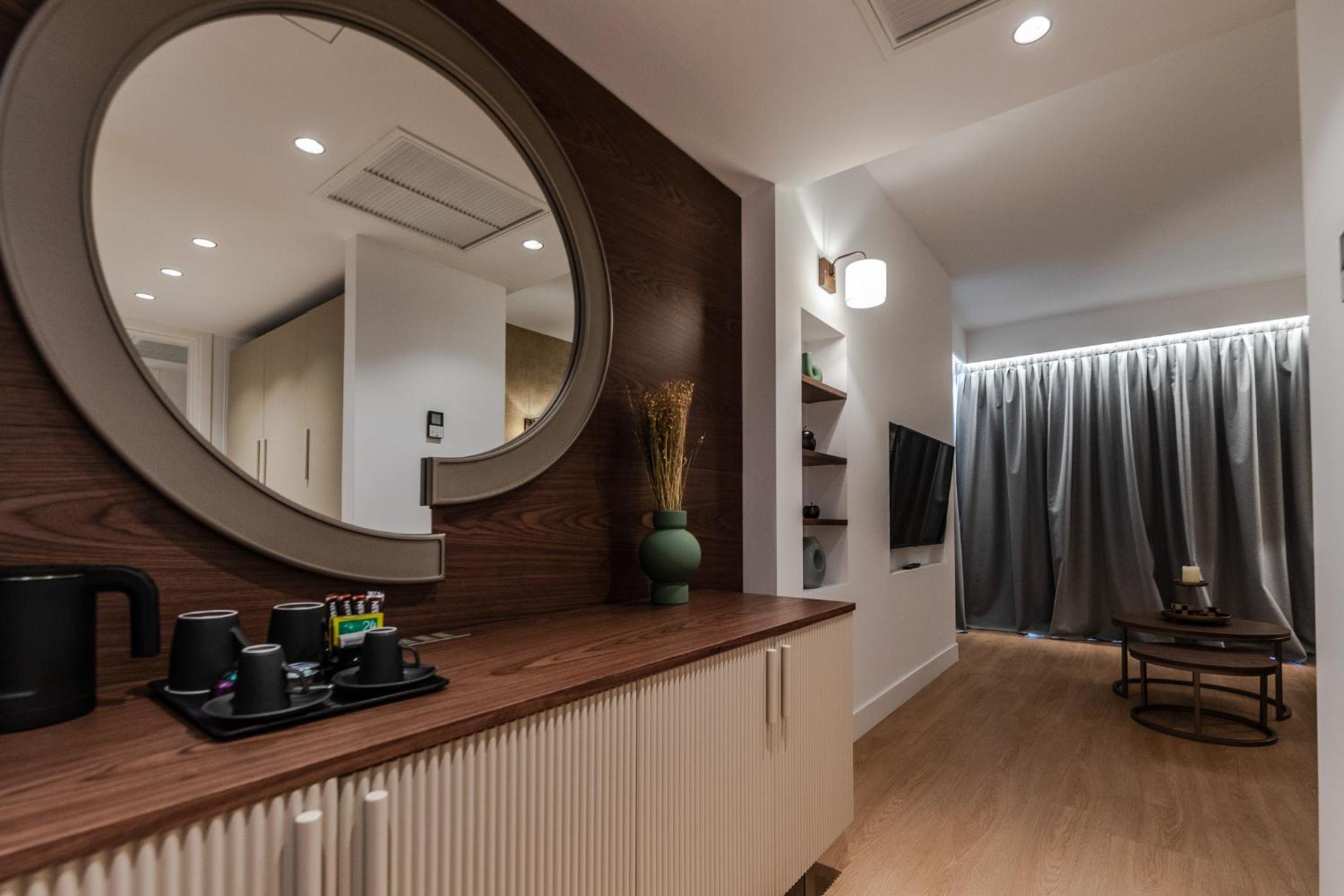 Executive Suite - Photo 14