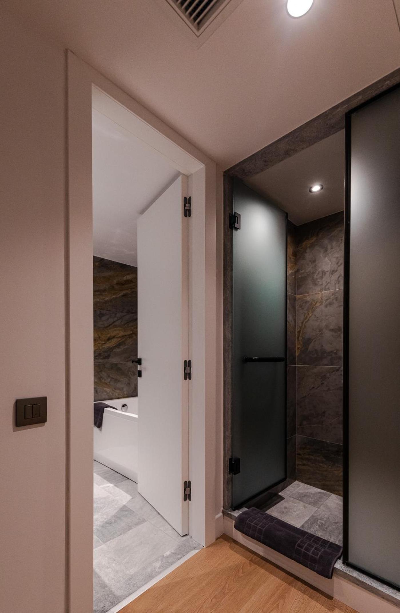 Executive Suite - Photo 12
