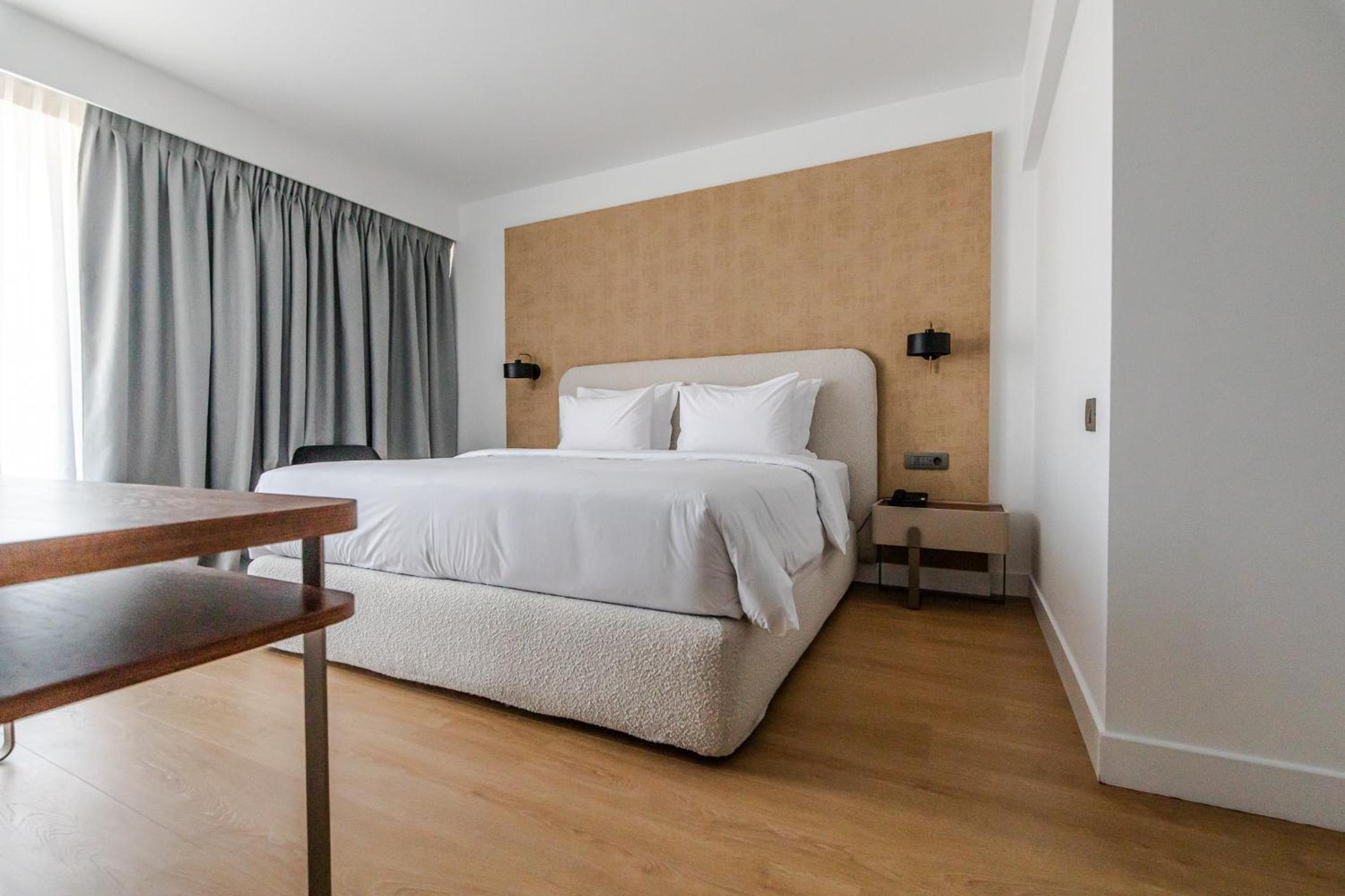 Executive Suite - Photo 18