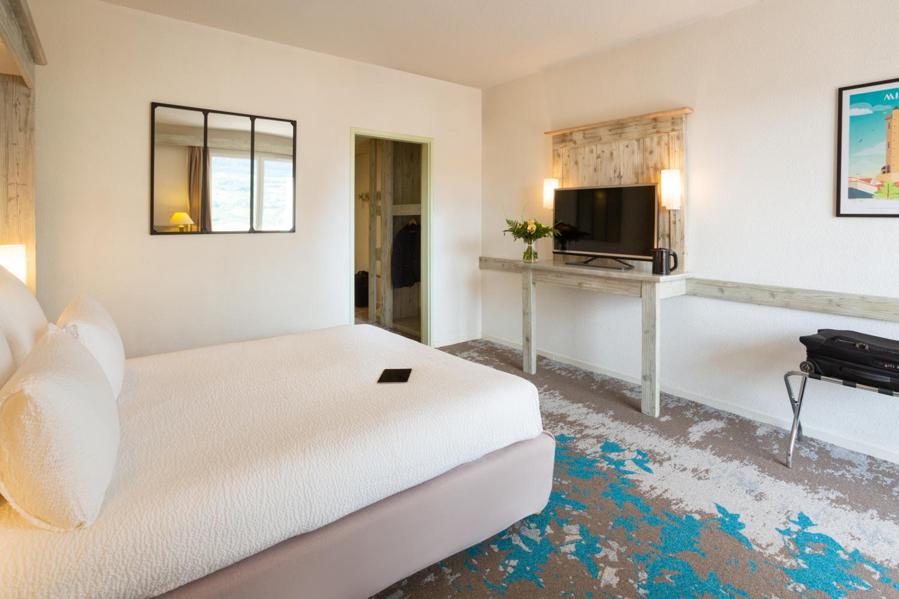 Classic Double Room with Viaduct View - Photo 11