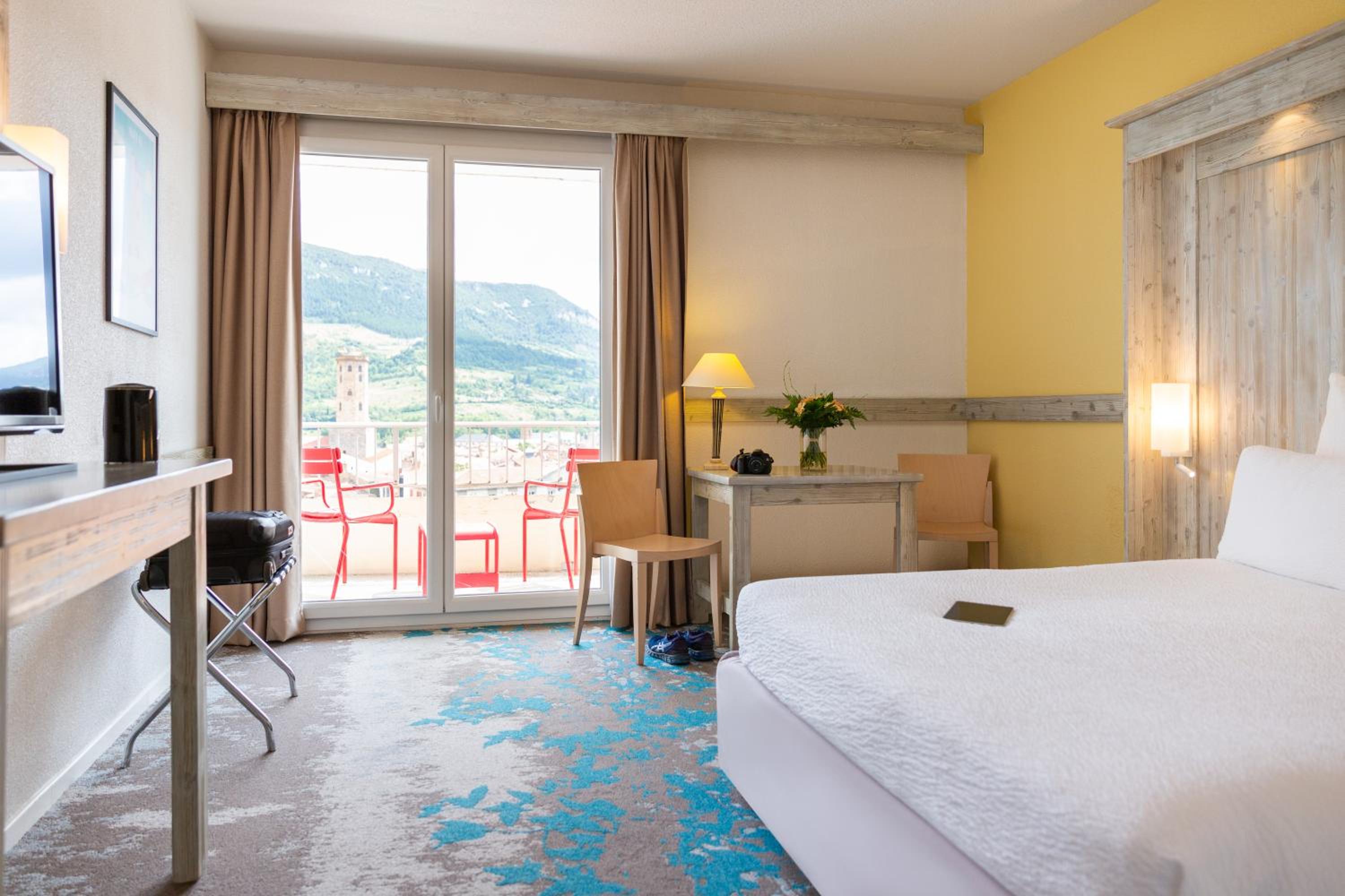 Classic Double Room with Viaduct View - Photo 12