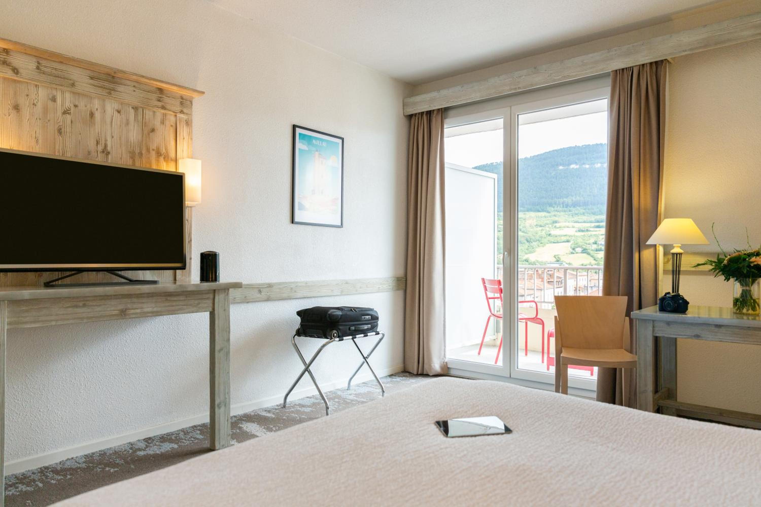 Classic Double Room with Viaduct View - Photo 13