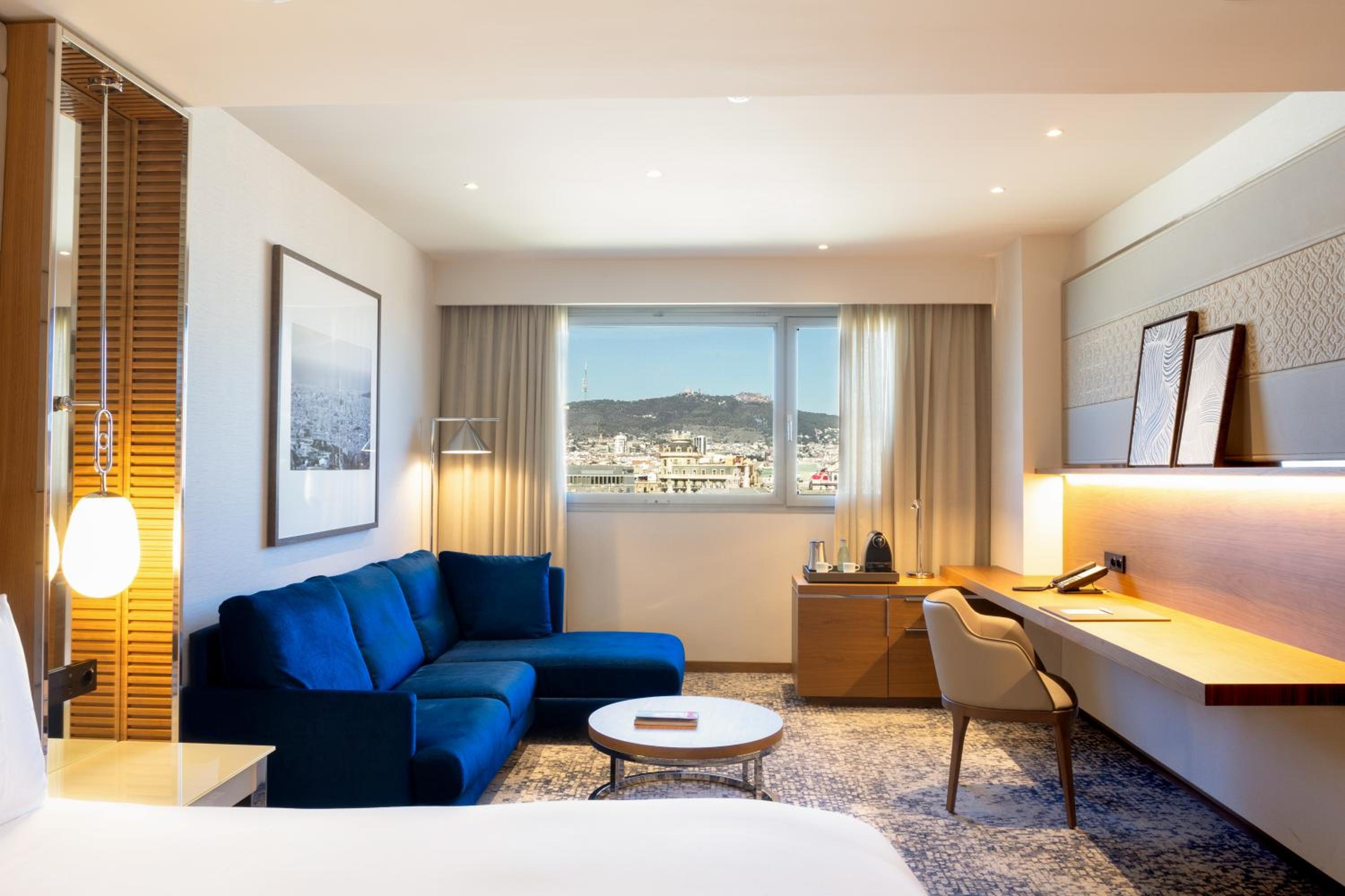 Habitación Clásica con Cama King y Vista a la Ciudad