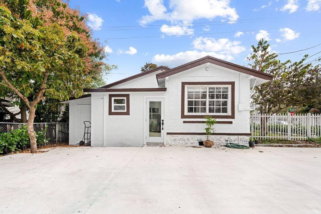 Three-Bedroom House photo 2