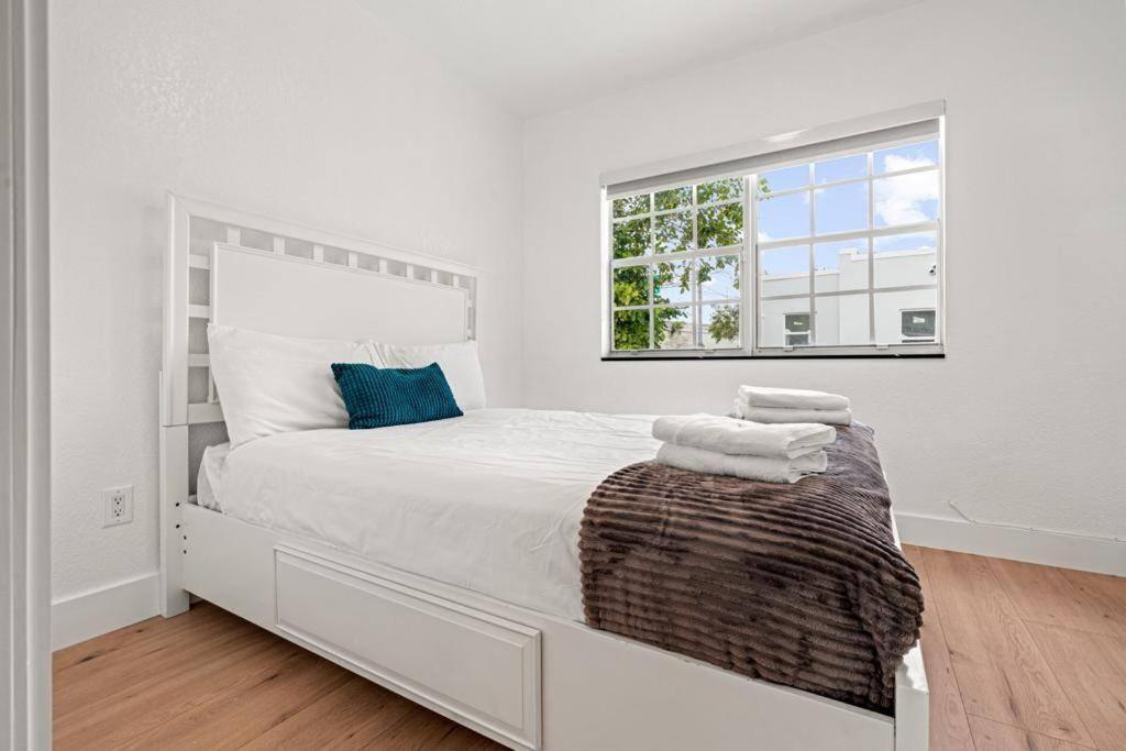 Three-Bedroom House photo 3