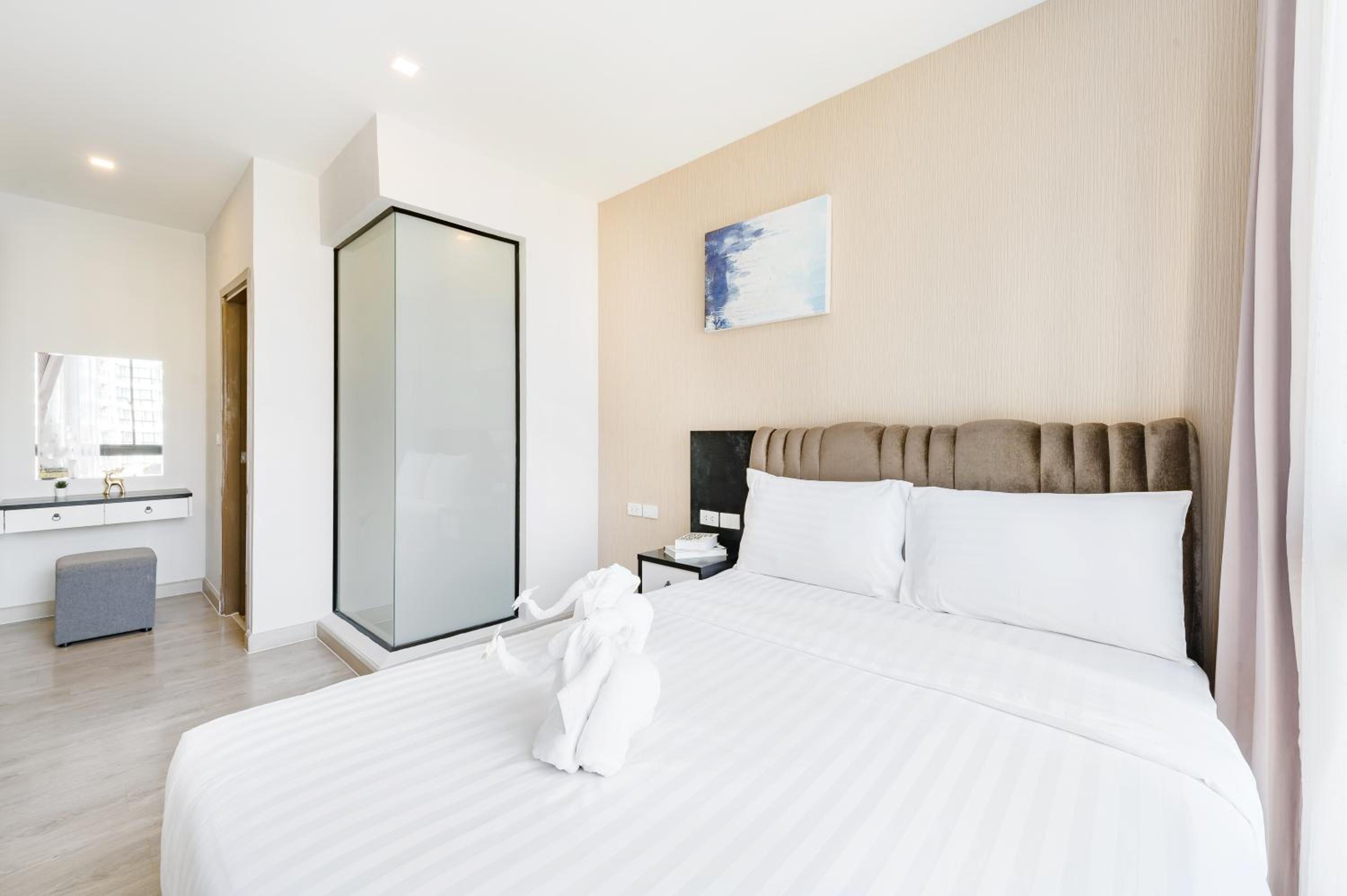 2 Bedroom Suite with Garden View photo 3