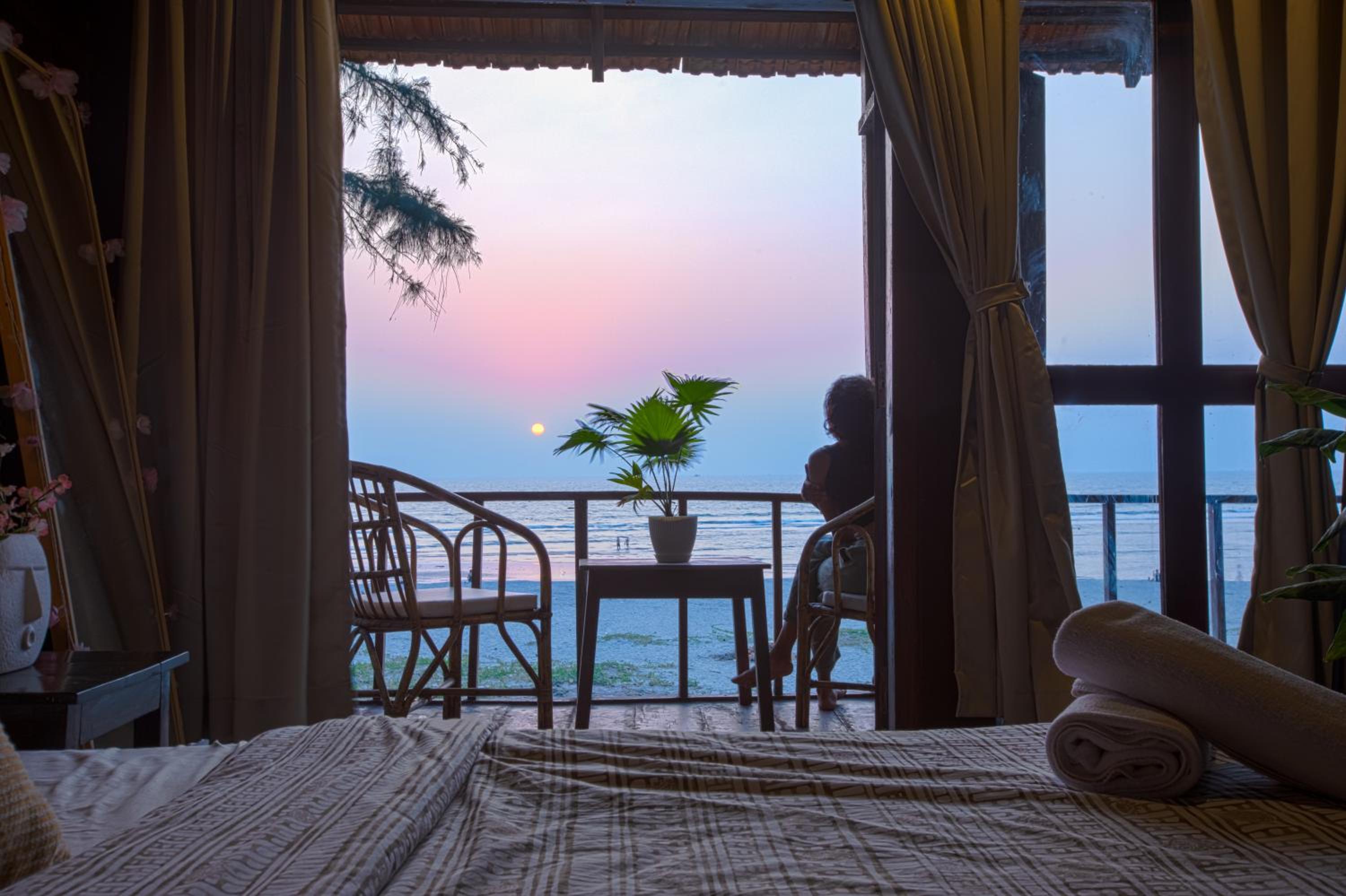 Sea view wooden cabin with balcony photo 2