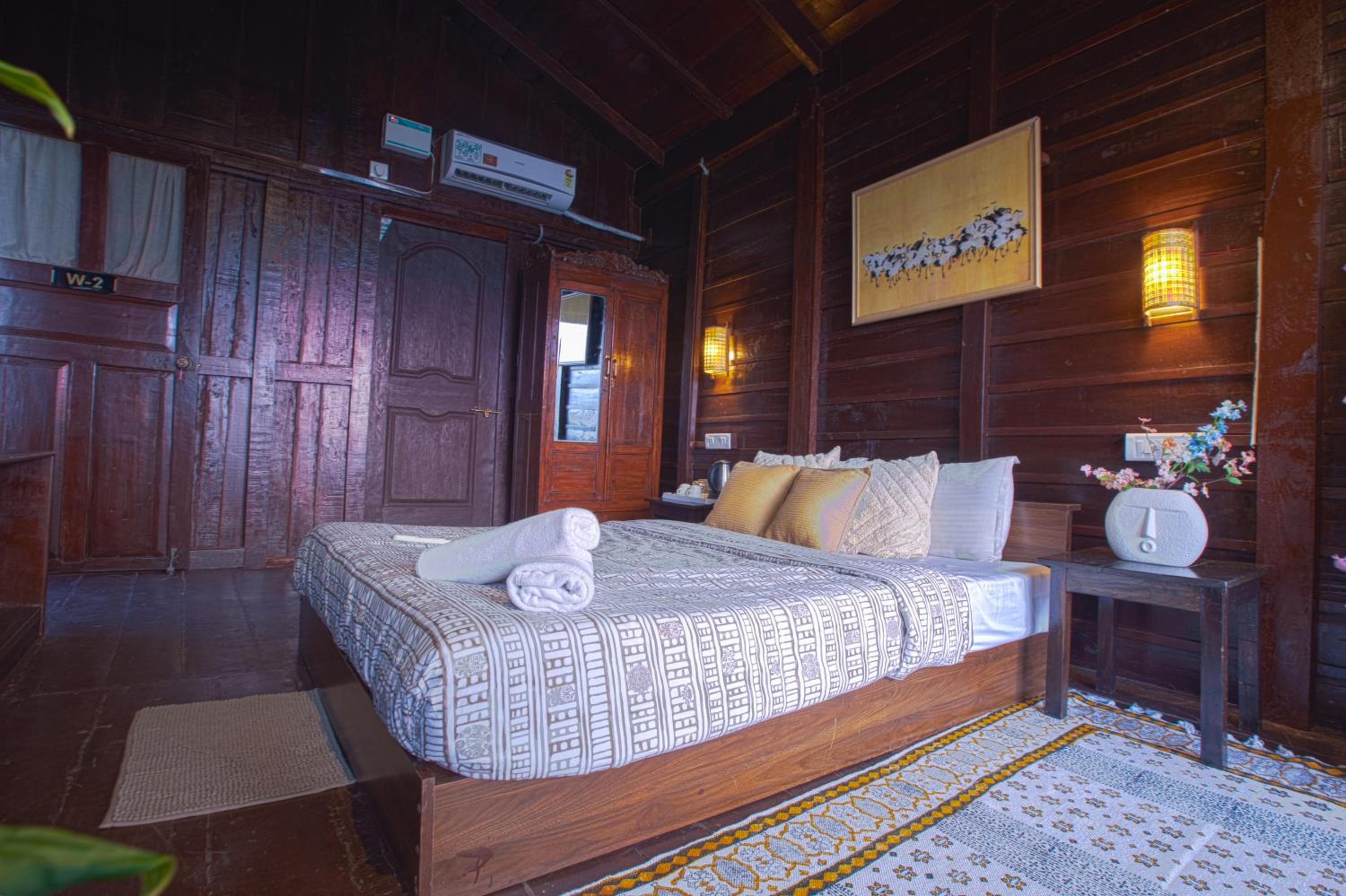 Sea view wooden cabin with balcony photo 3