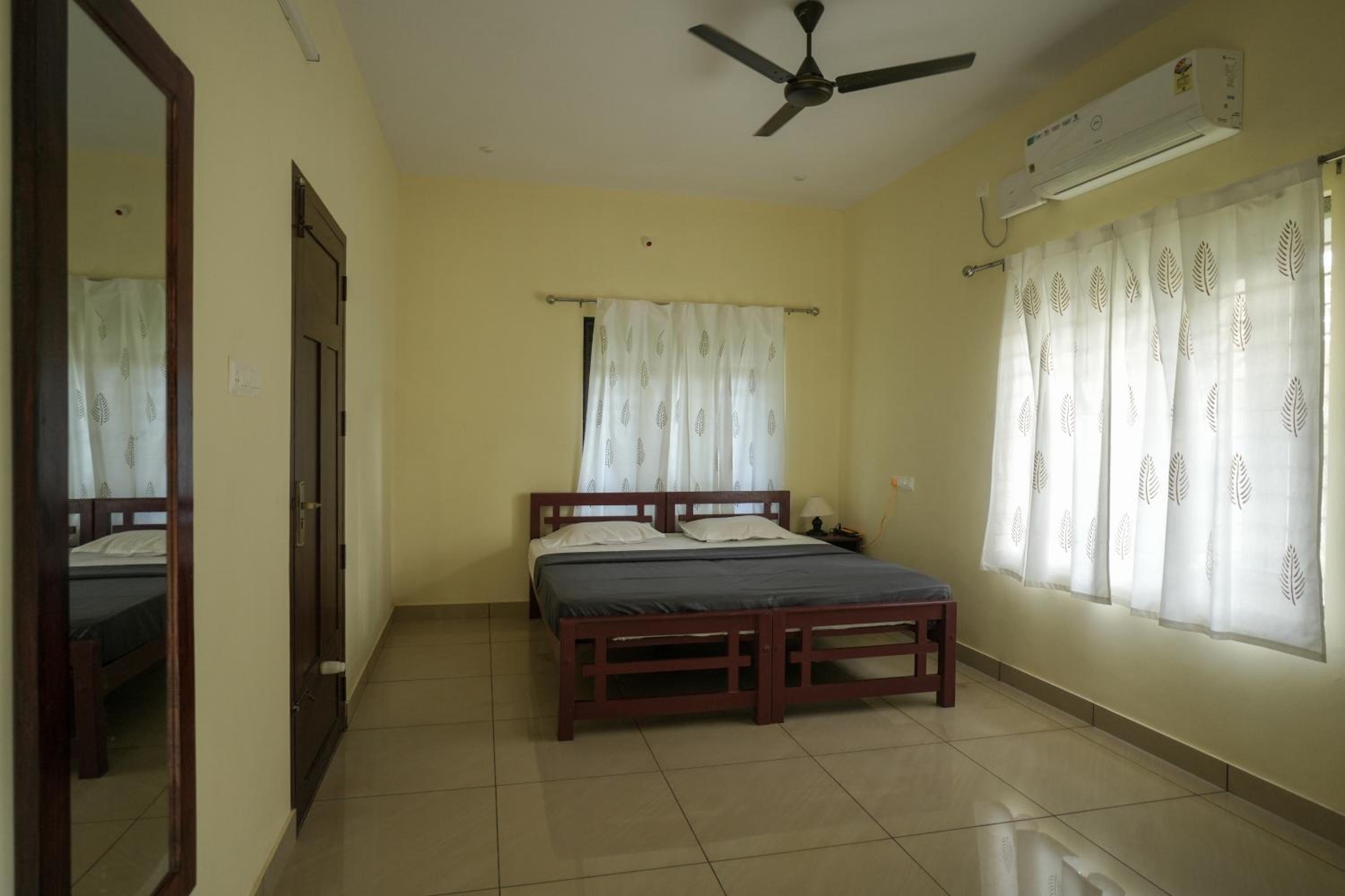King Room with Balcony - Photo 7