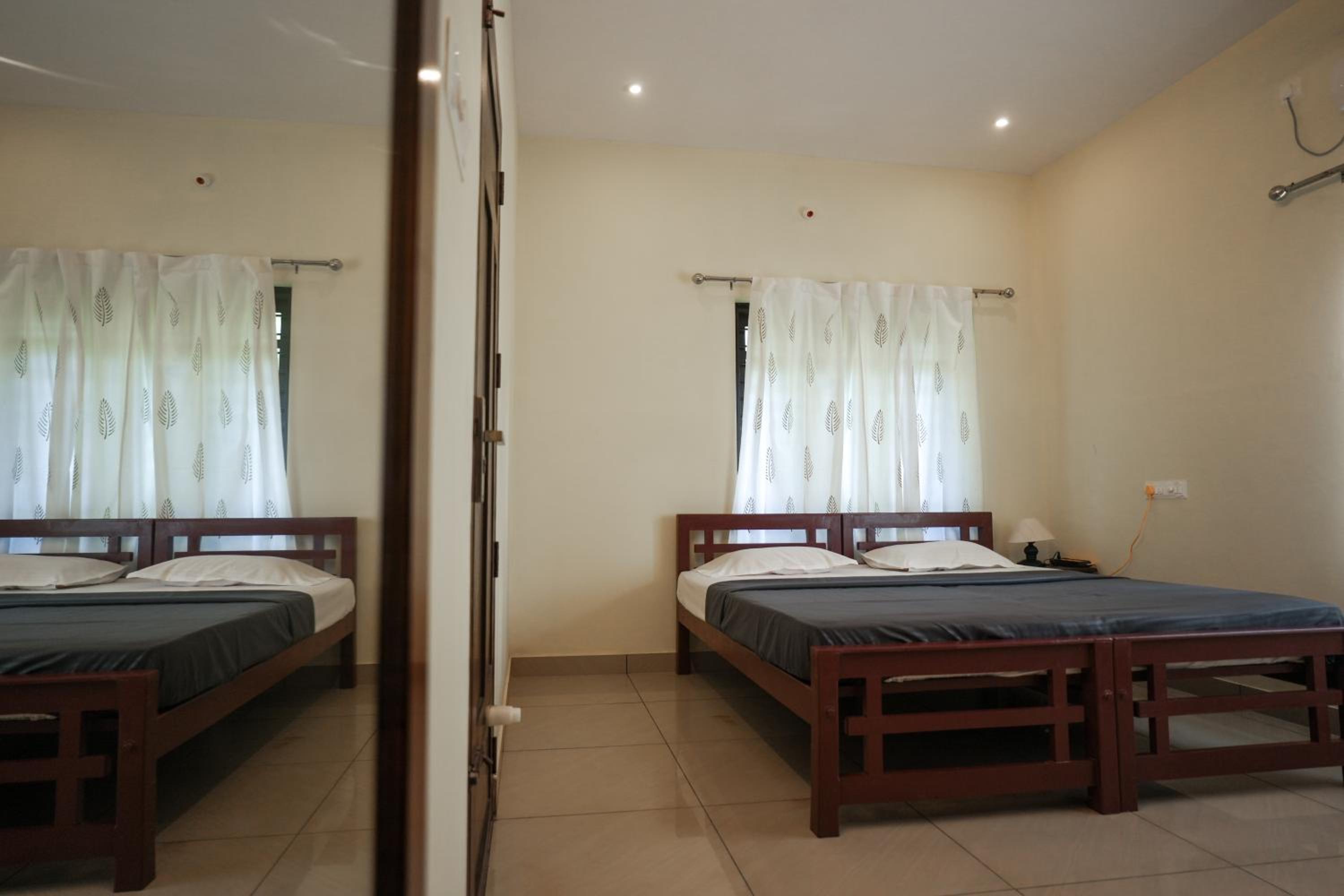 King Room with Balcony - Photo 9