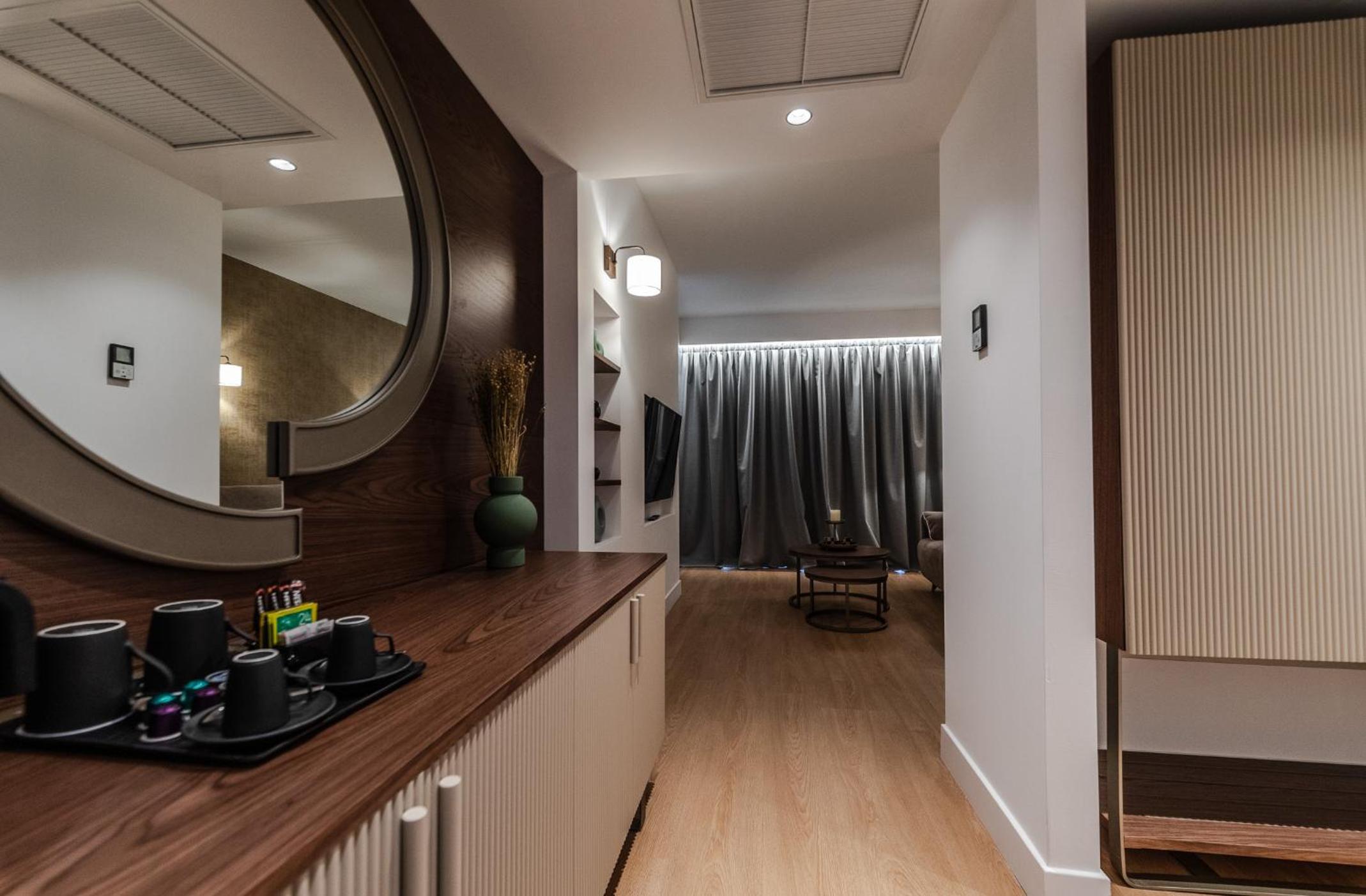Executive Suite - Photo 20